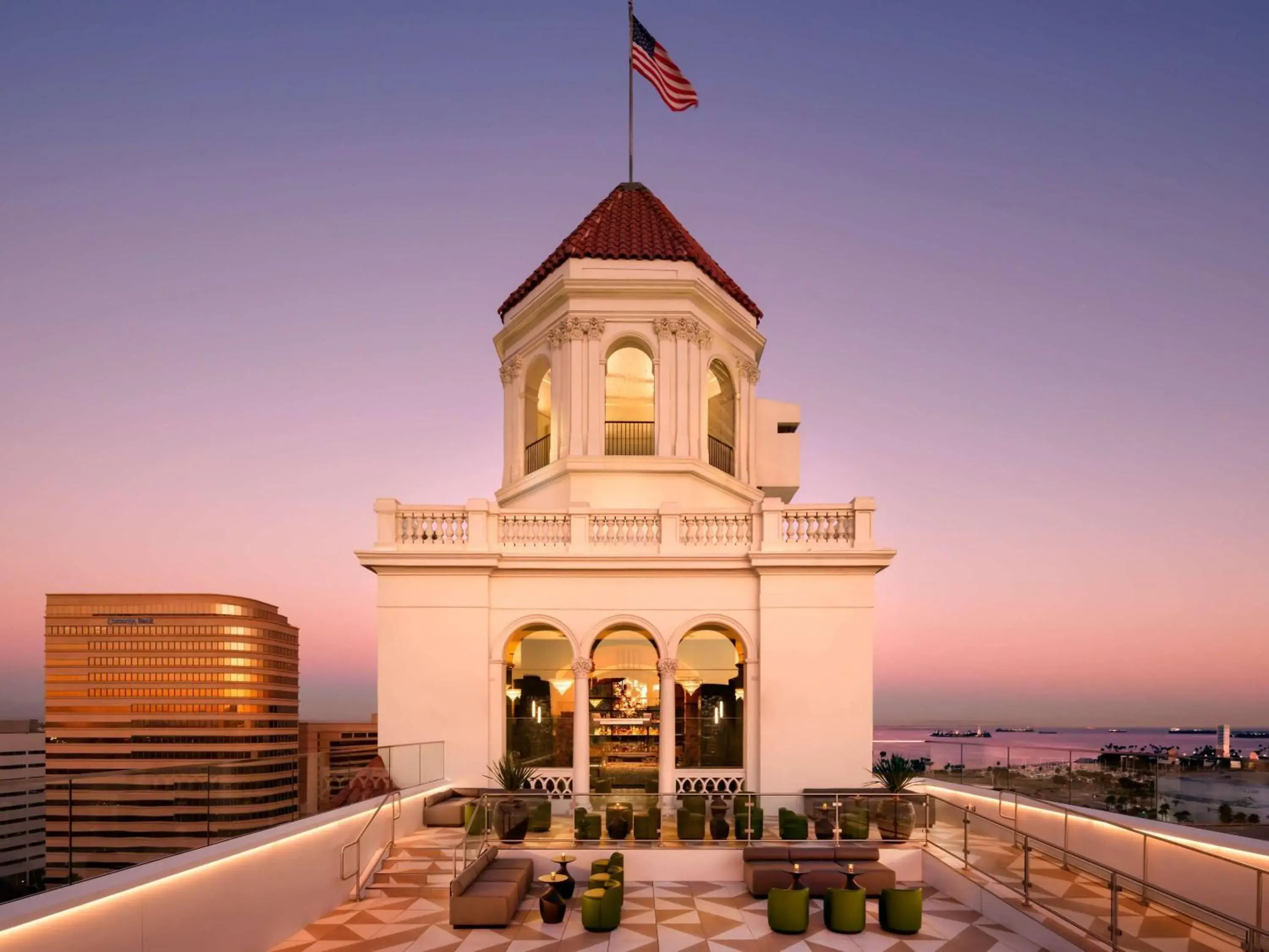 Lounge or bar in Fairmont Breakers Long Beach Lounge or bar in Fairmont Breakers Long Beach