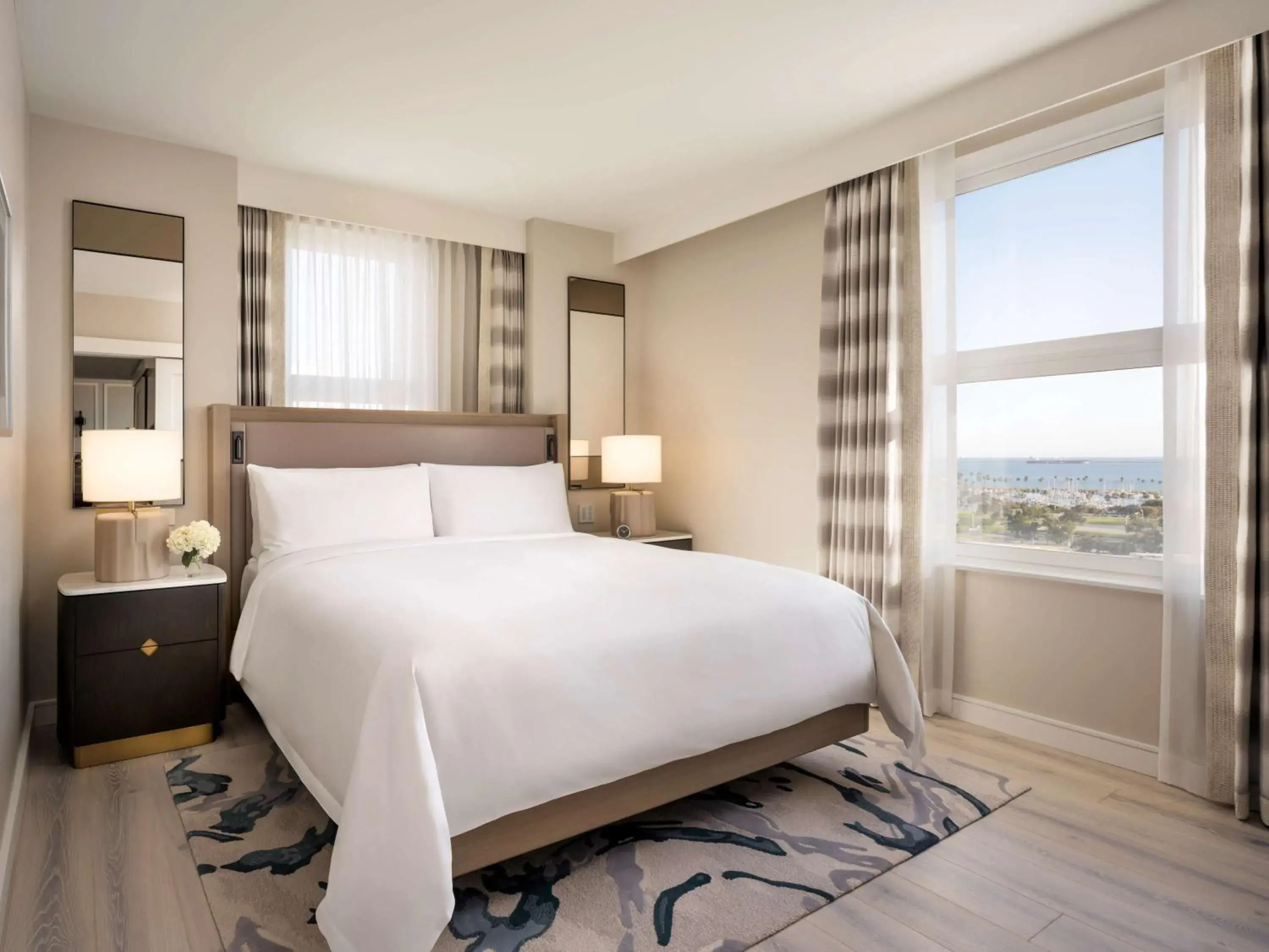 Signature One Bedroom King Suite with Soaking Tub and City View in Fairmont Breakers Long Beach Signature One Bedroom King Suite with Soaking Tub and City View in Fairmont Breakers Long Beach