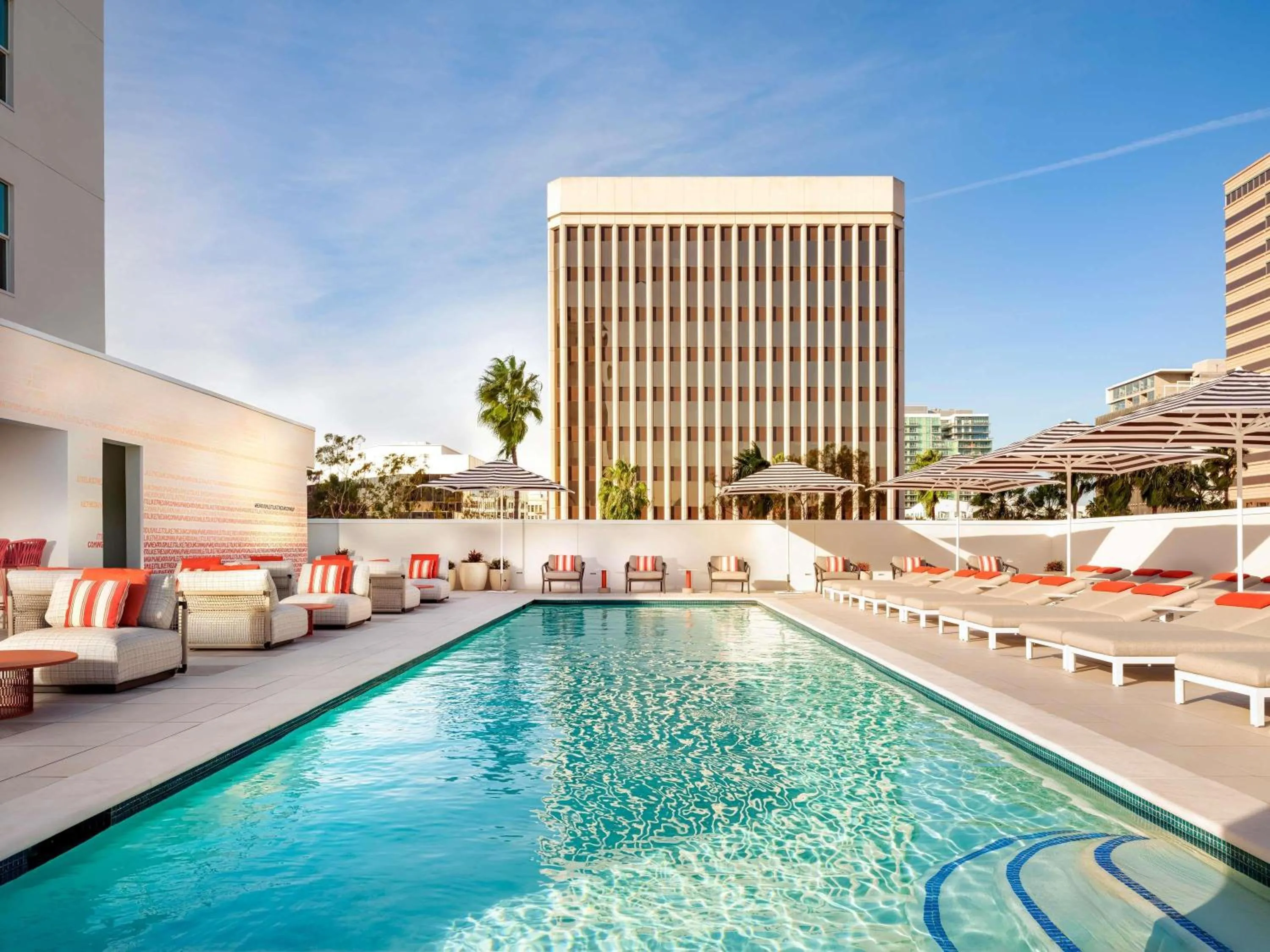 Lounge or bar in Fairmont Breakers Long Beach