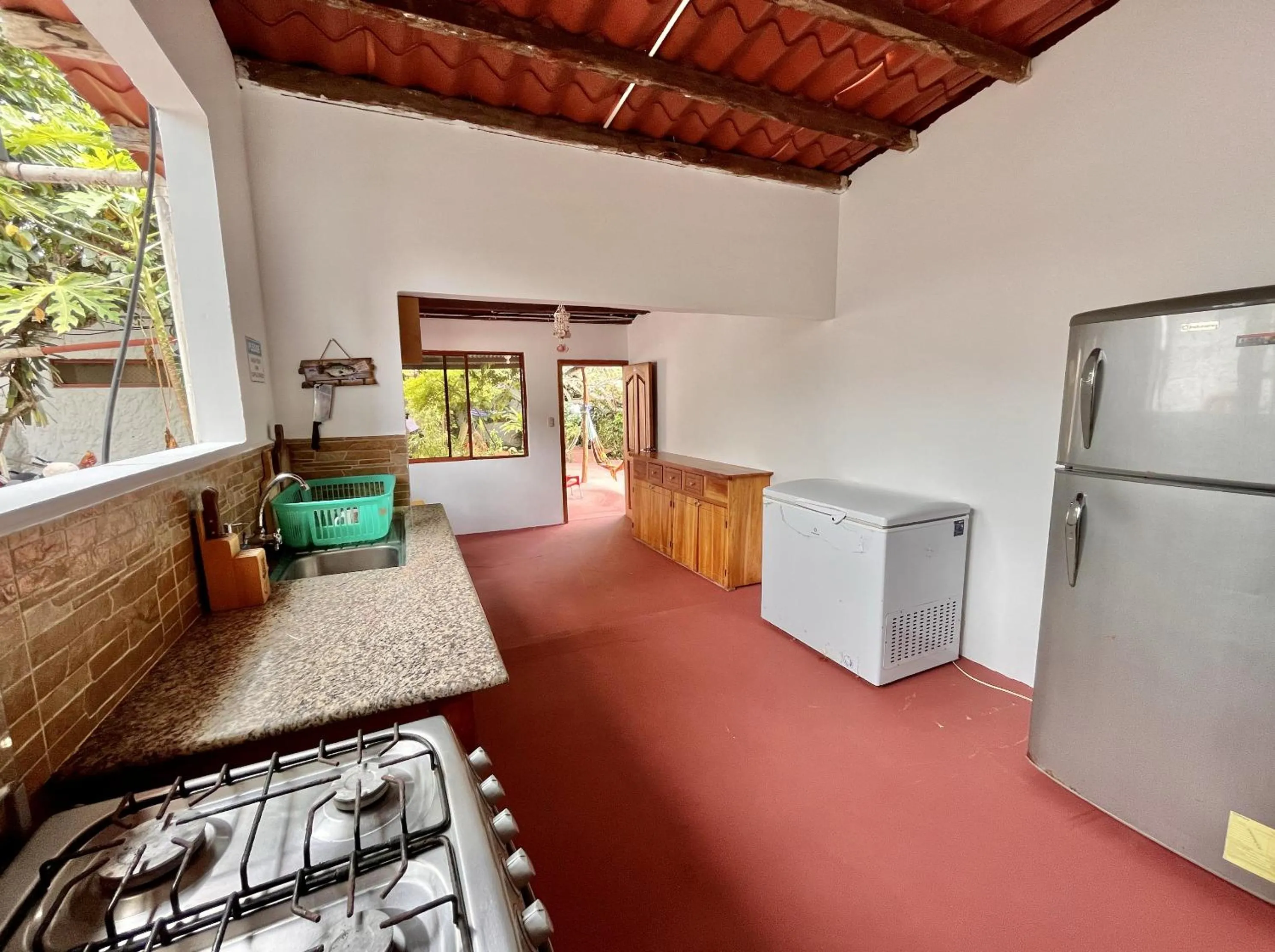 Communal kitchen in Hostal Vista al Mar