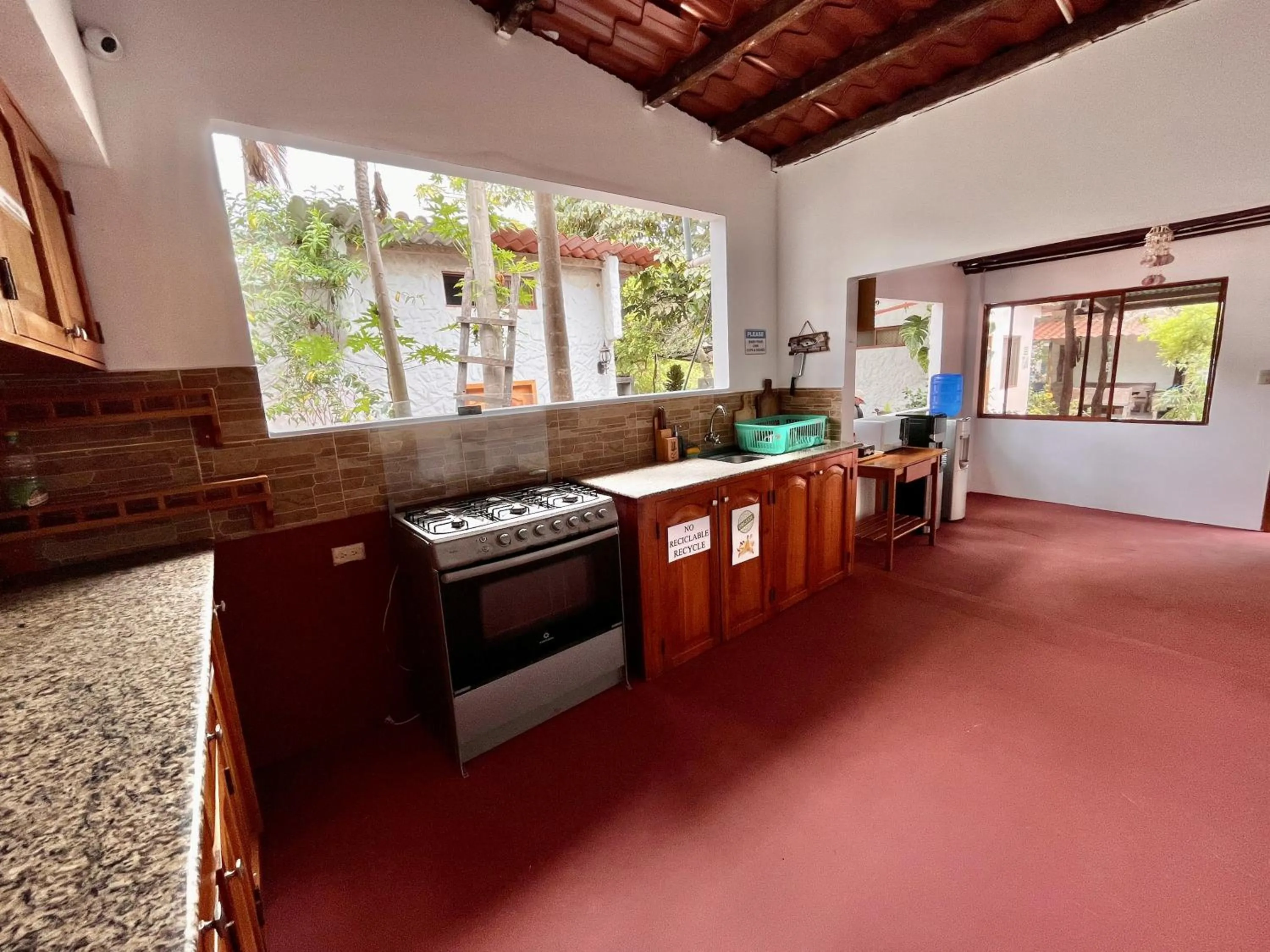 Kitchen or kitchenette in Hostal Vista al Mar
