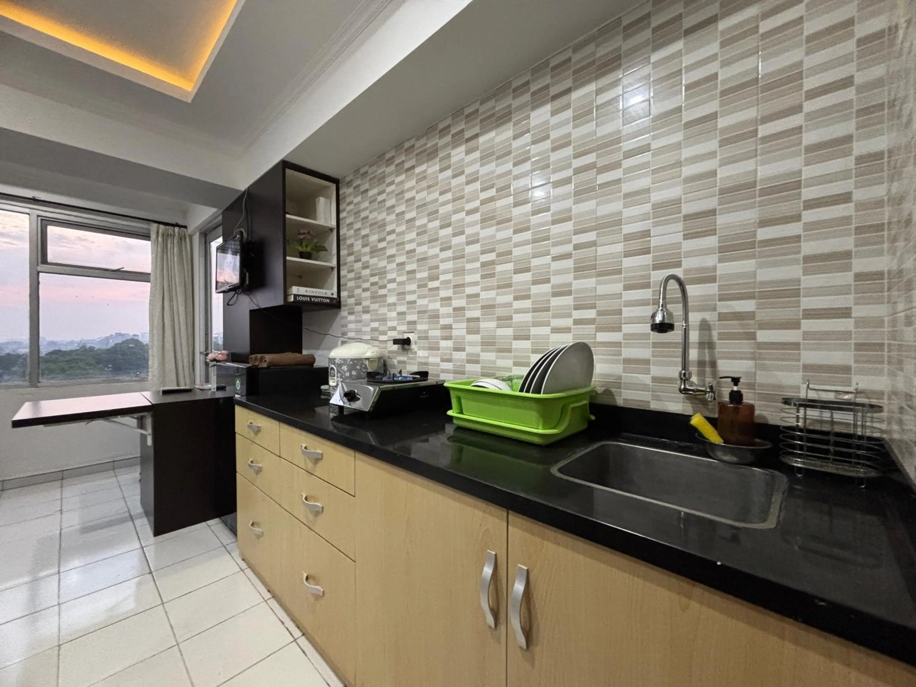 Kitchen or kitchenette in The Jarrdin Apartment Hotels by Ironman