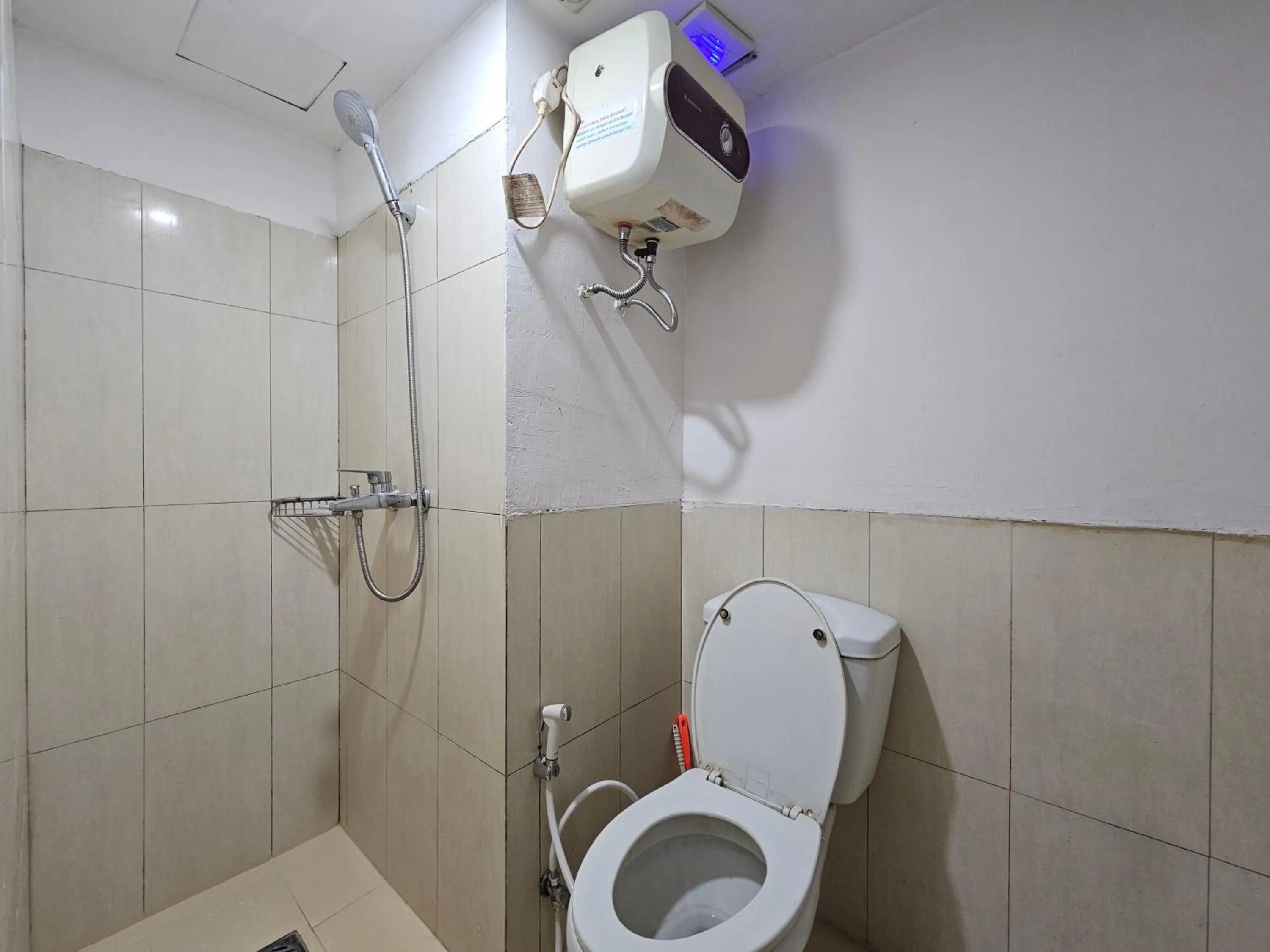 Shower in The Jarrdin Apartment Hotels by Ironman