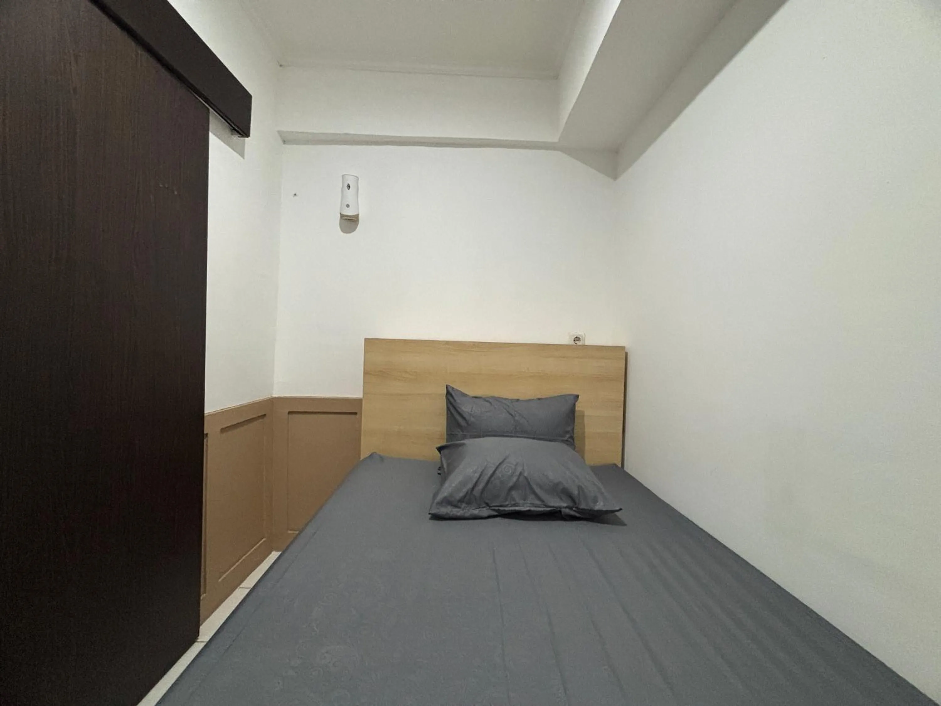 Bed in The Jarrdin Apartment Hotels by Ironman