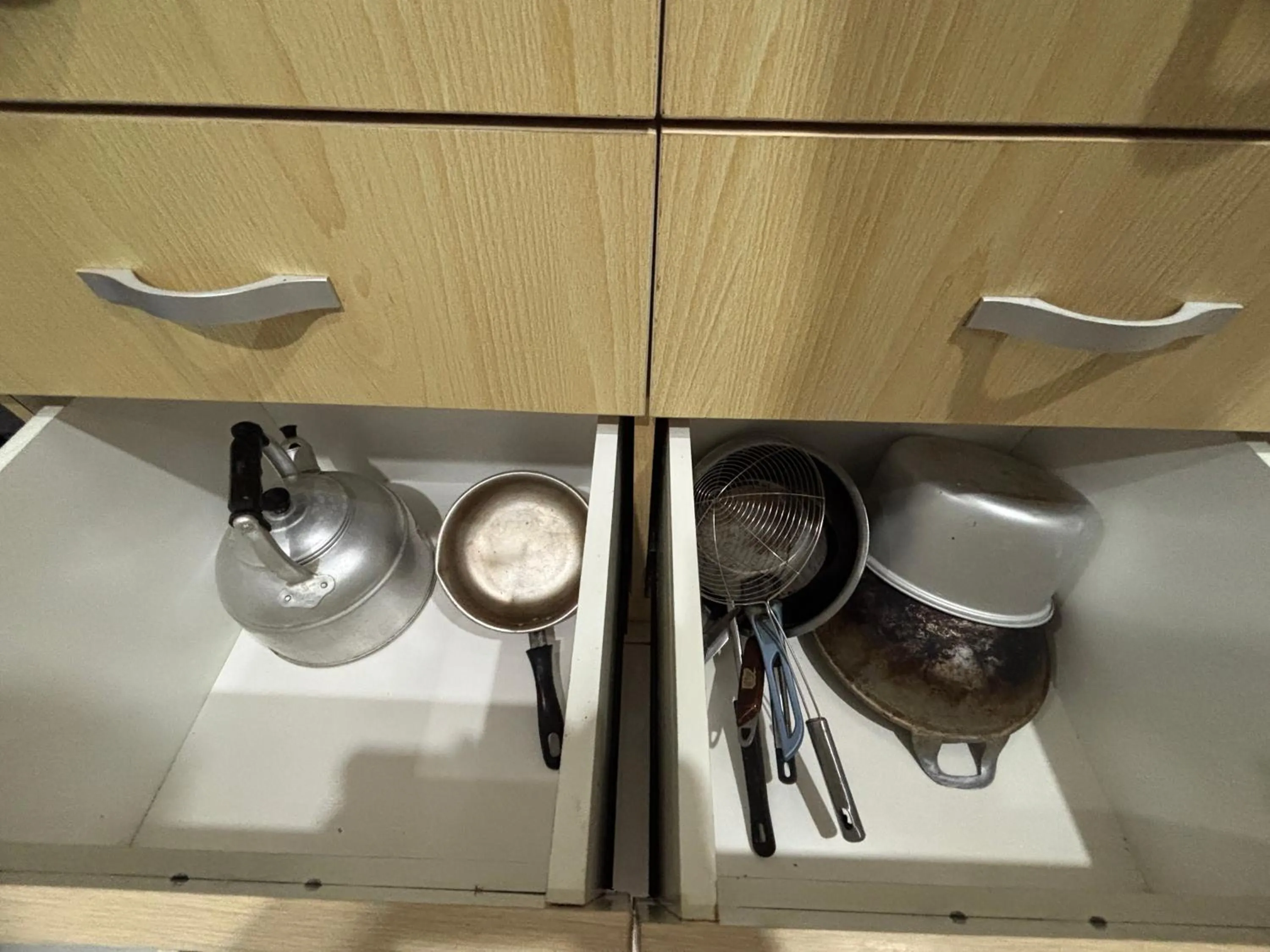 Kitchen or kitchenette in The Jarrdin Apartment Hotels by Ironman