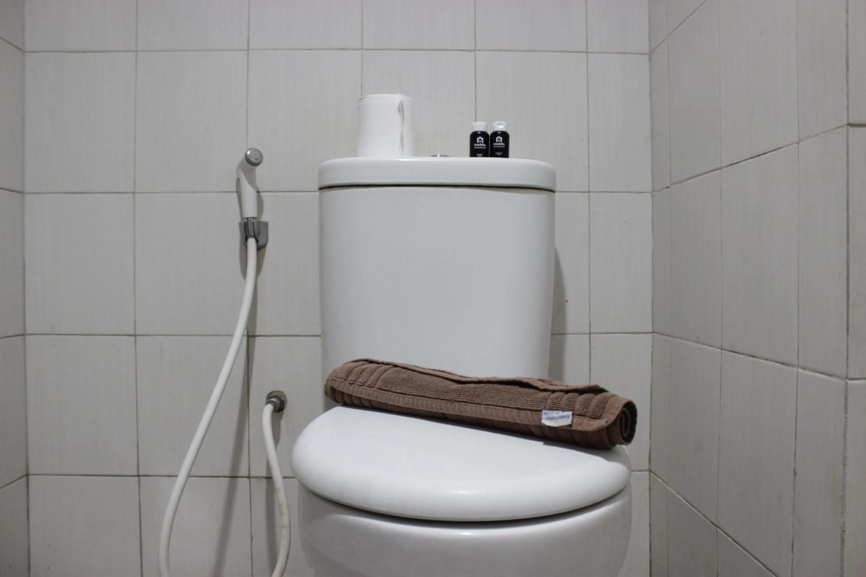 Comfy 2BR Apartment at Mekarwangi Square Cibaduyut By Travelio