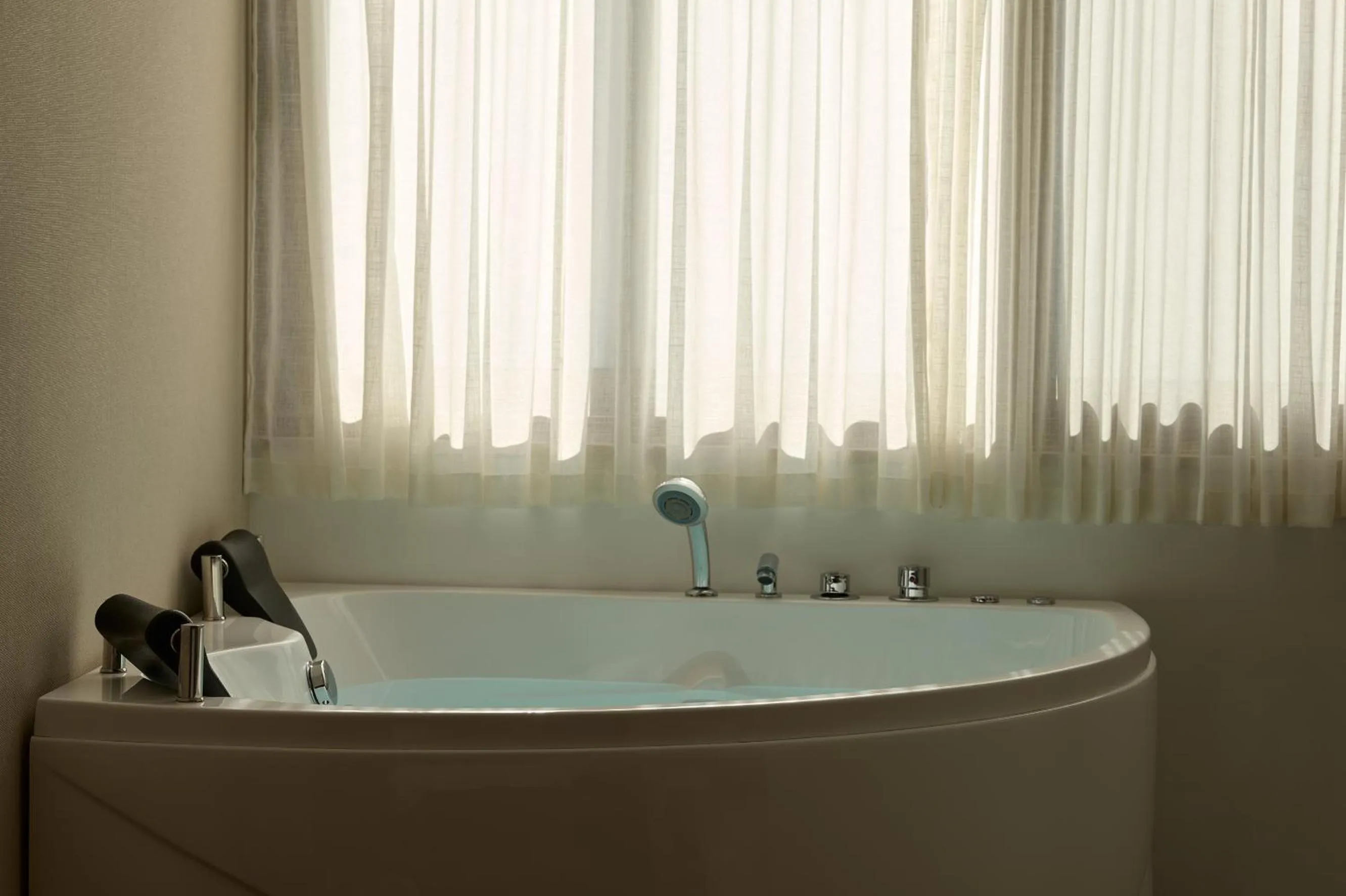 Hot Tub in Blanco Athens Aparthotel