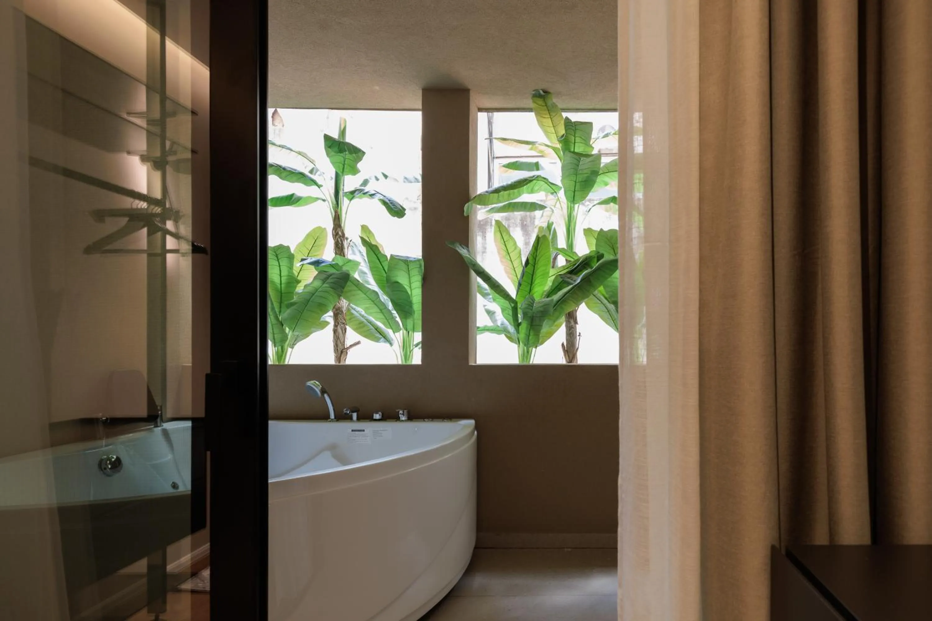 Hot Tub in Blanco Athens Aparthotel