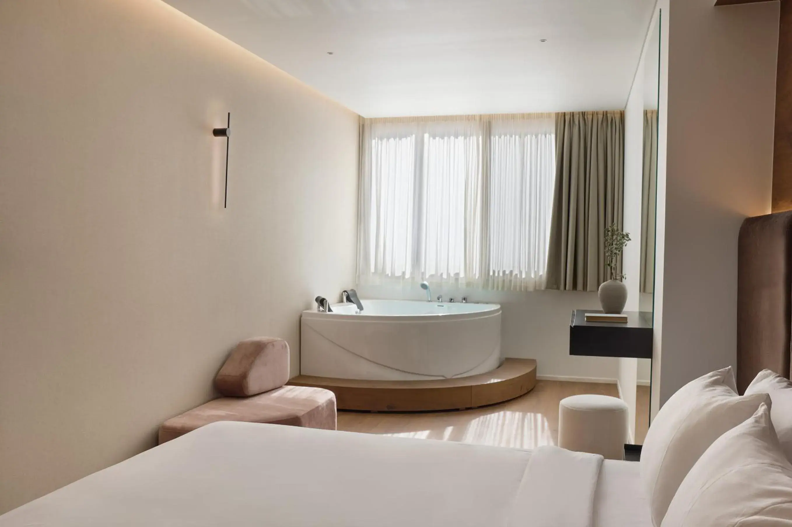 Hot Tub, Bed in Blanco Athens Aparthotel Hot Tub, Bed in Blanco Athens Aparthotel