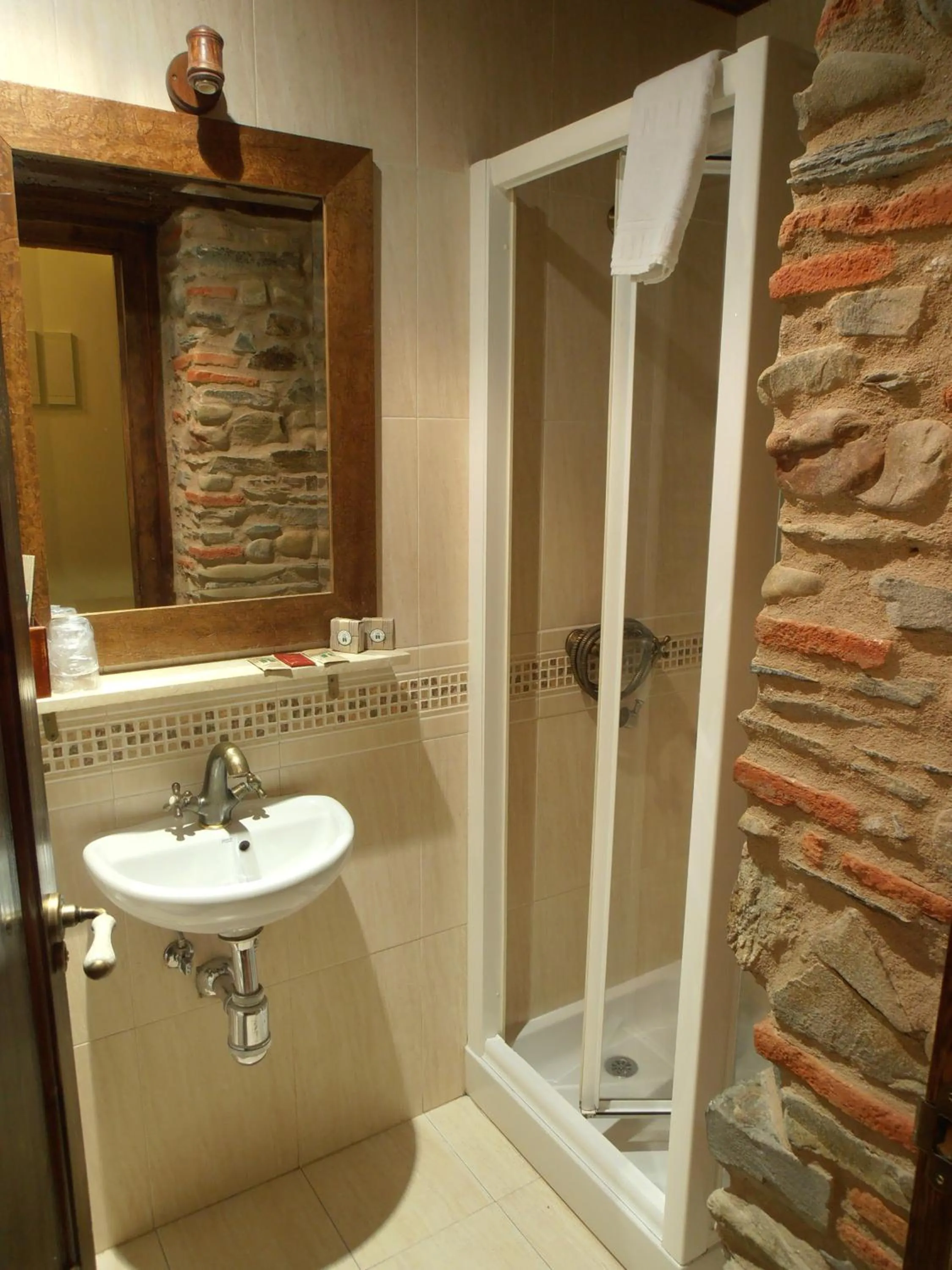 Shower in Hostal Virgen de la Encina