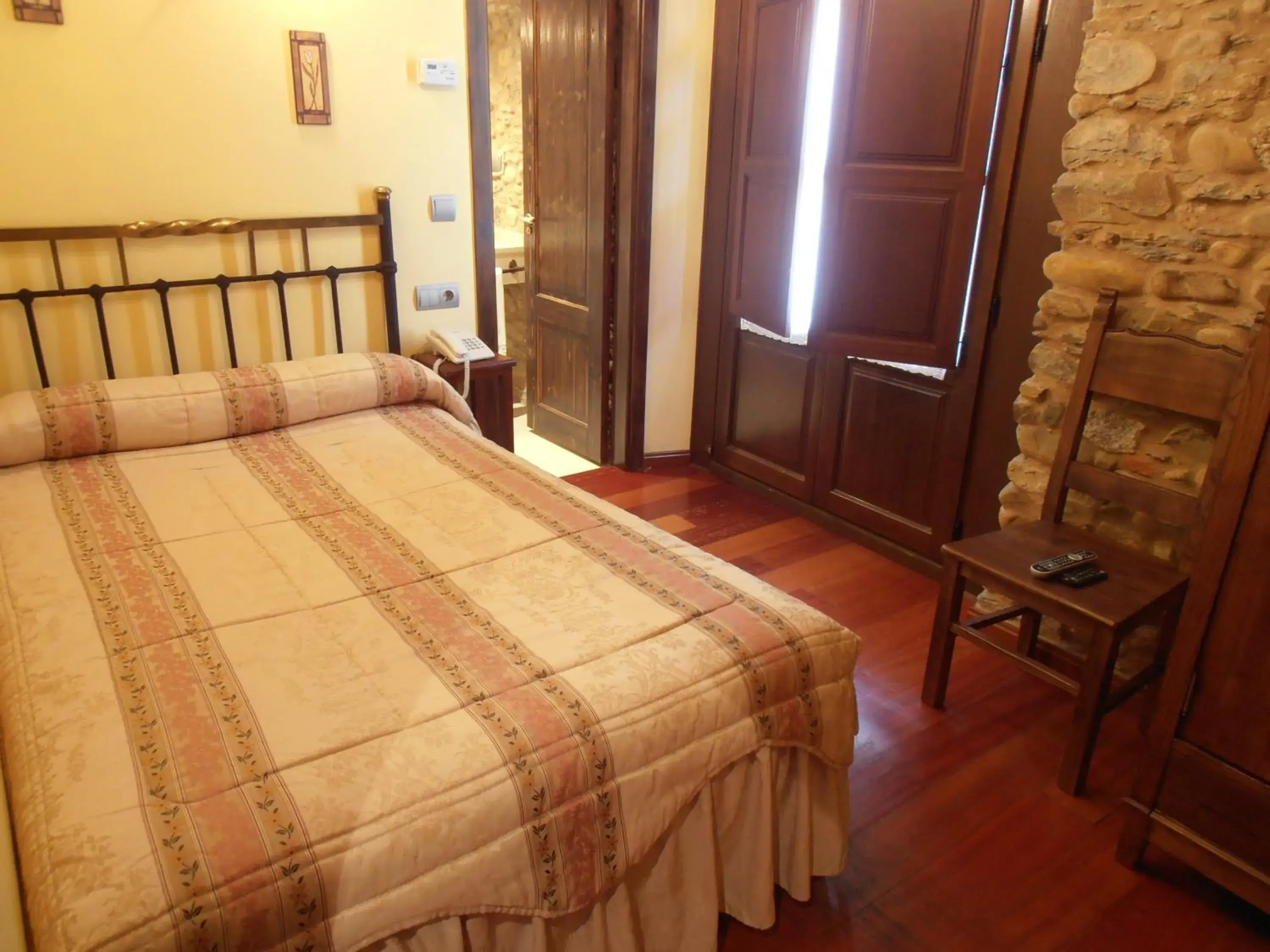 Single Room with Private Bathroom in Hostal Virgen de la Encina Single Room with Private Bathroom in Hostal Virgen de la Encina