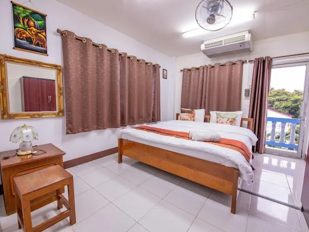 Photo of the whole room, Bed in Saithong House