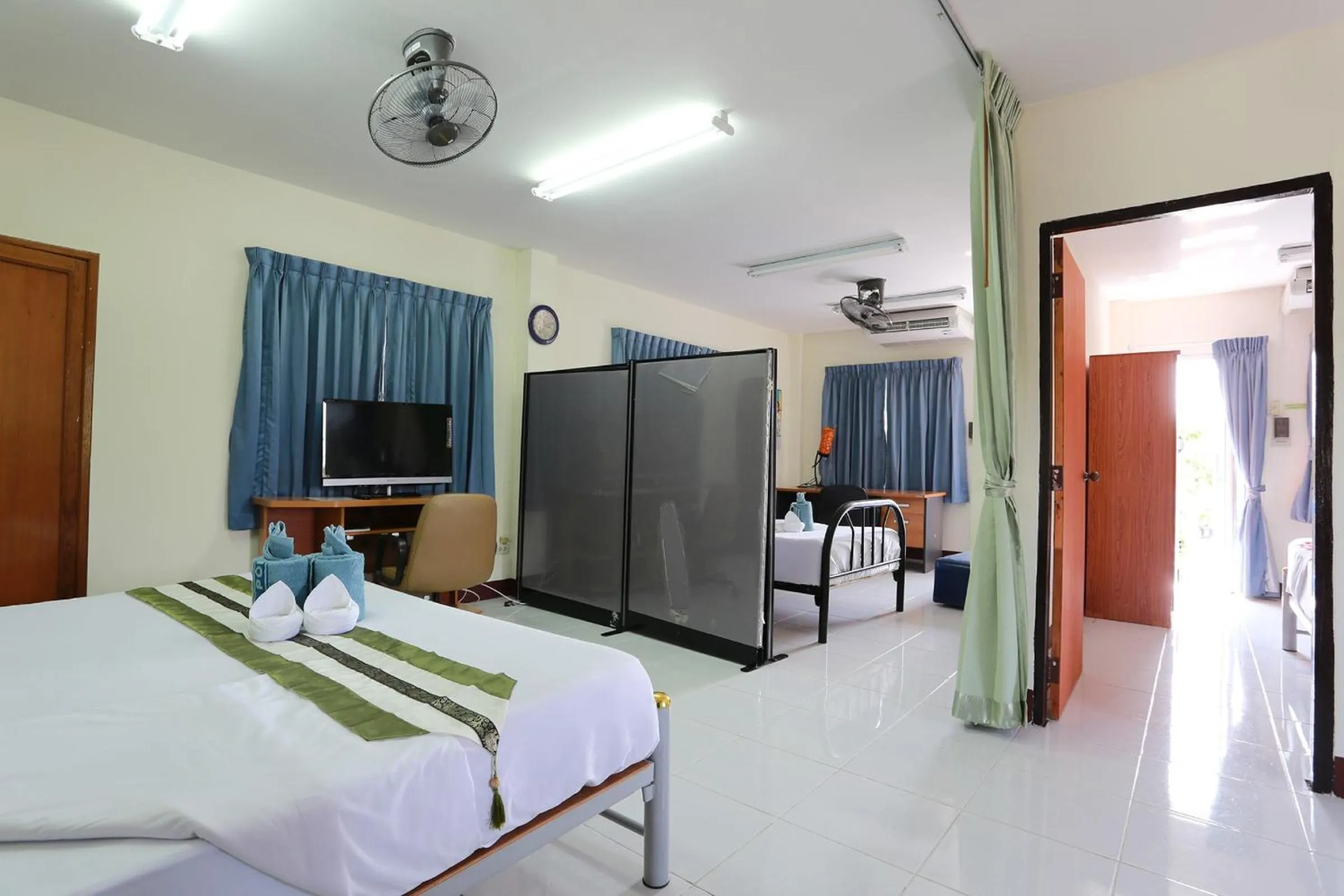 Photo of the whole room, Bed in Saithong House