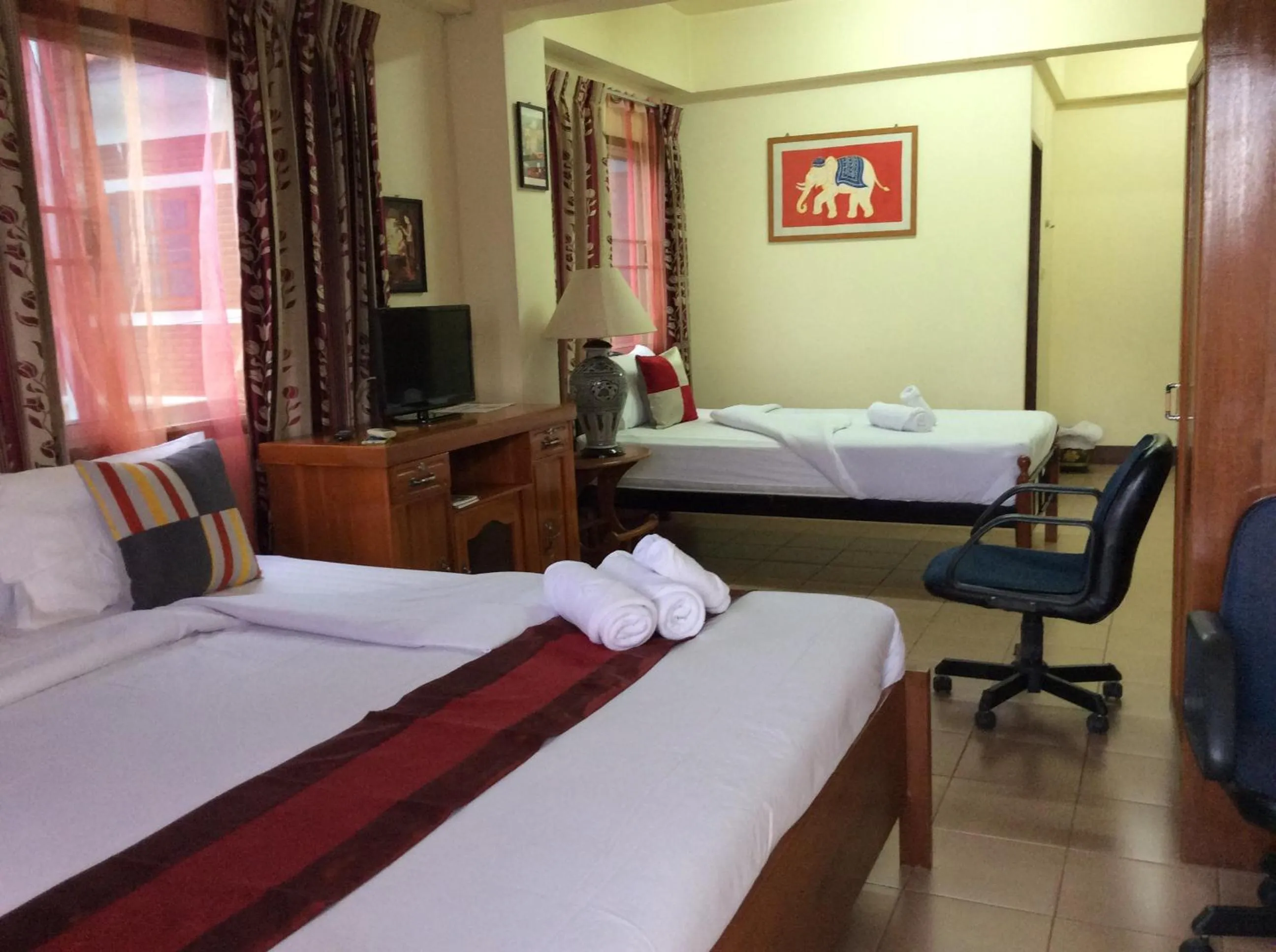 Photo of the whole room, Bed in Saithong House