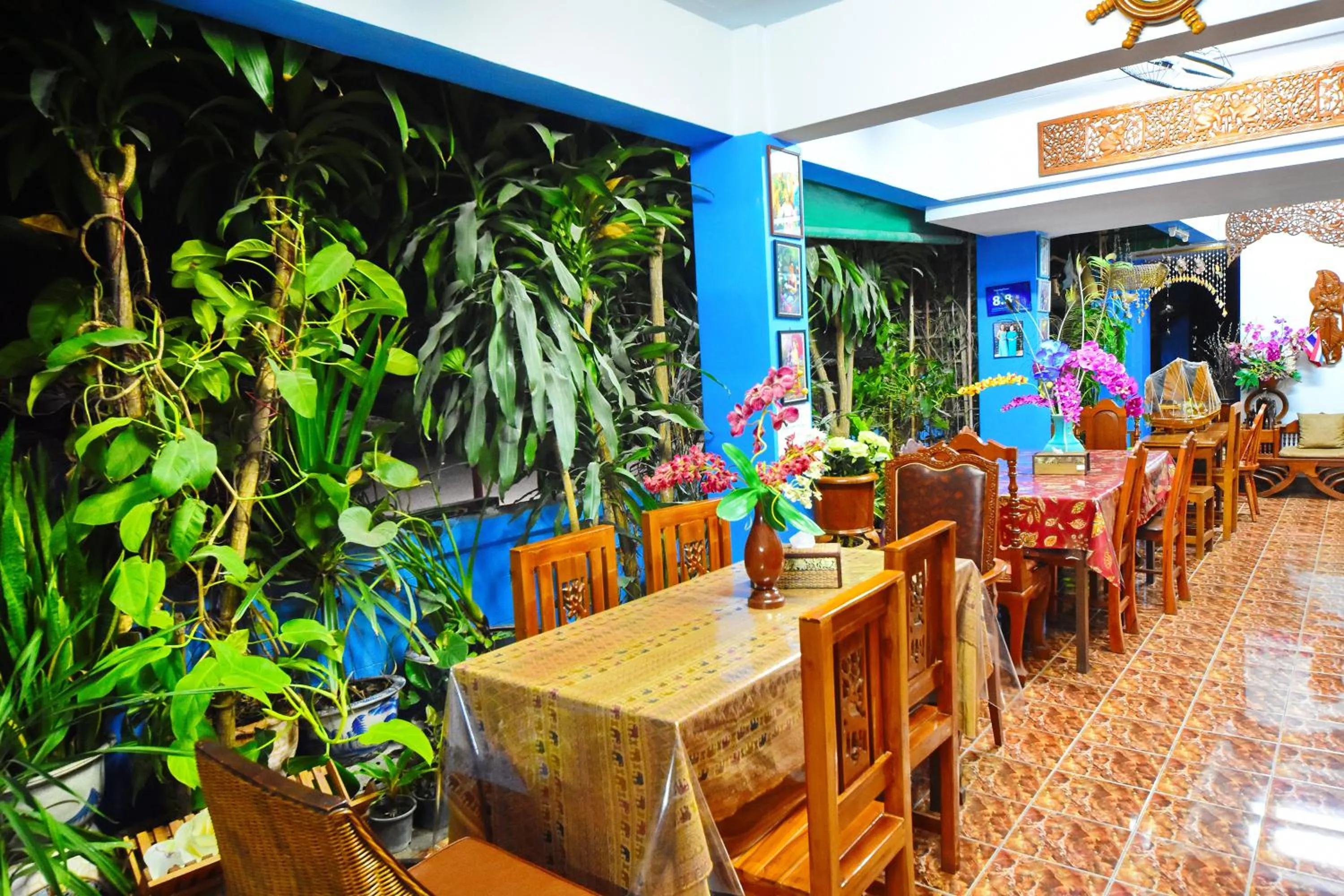 Restaurant/places to eat in Saithong House