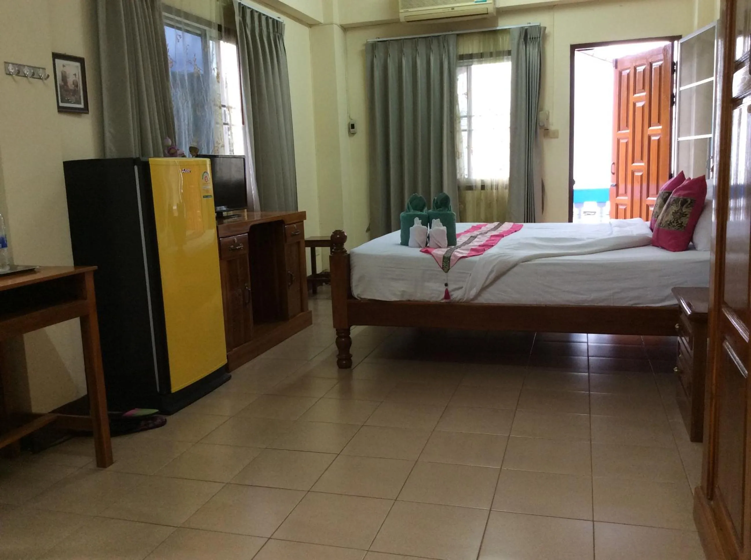 Photo of the whole room, Bed in Saithong House