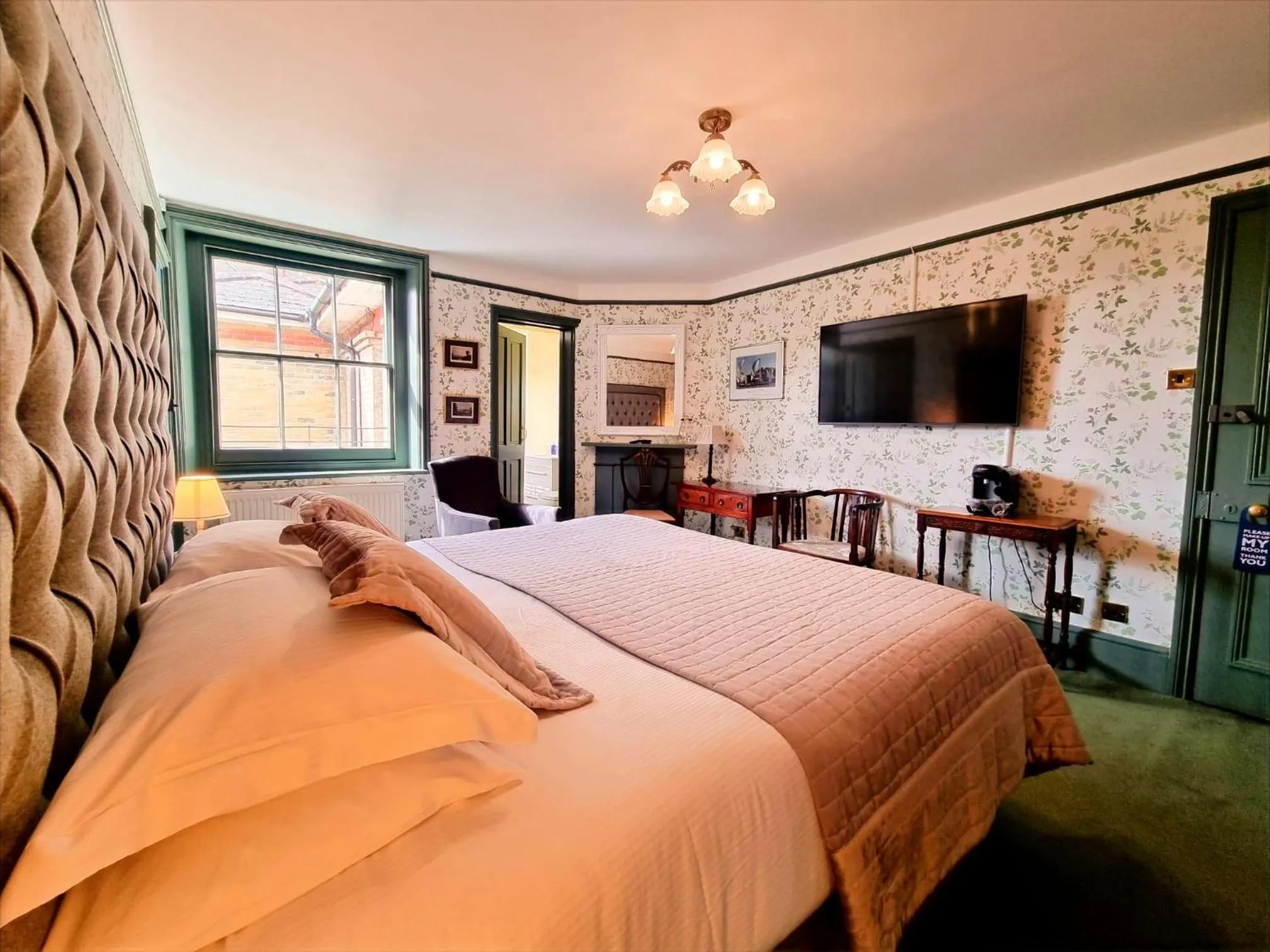 Photo of the whole room, Bed in Villa Rothsay Hotel