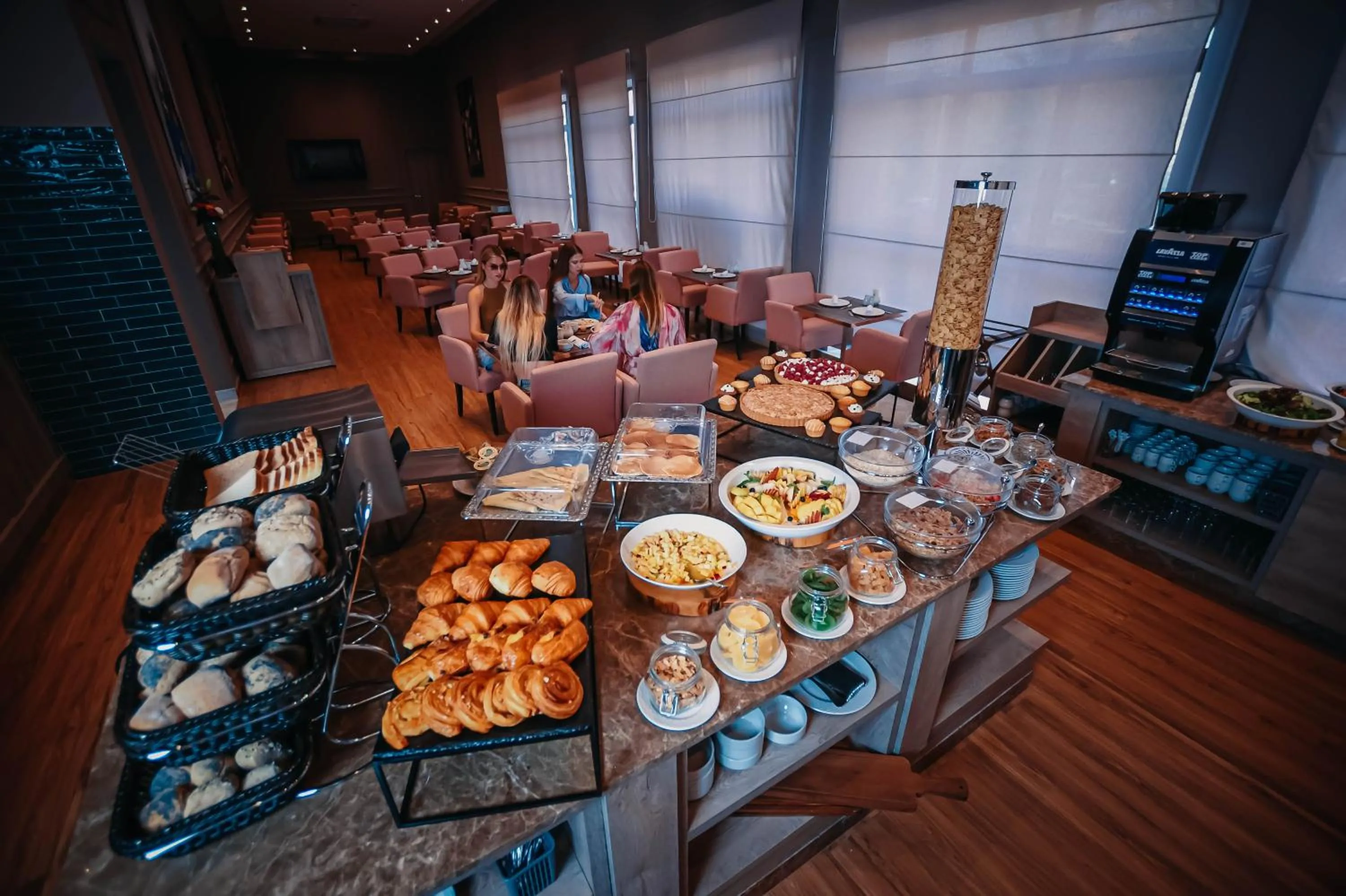 Restaurant/places to eat in 555 Hotel Clubbing Adults Only