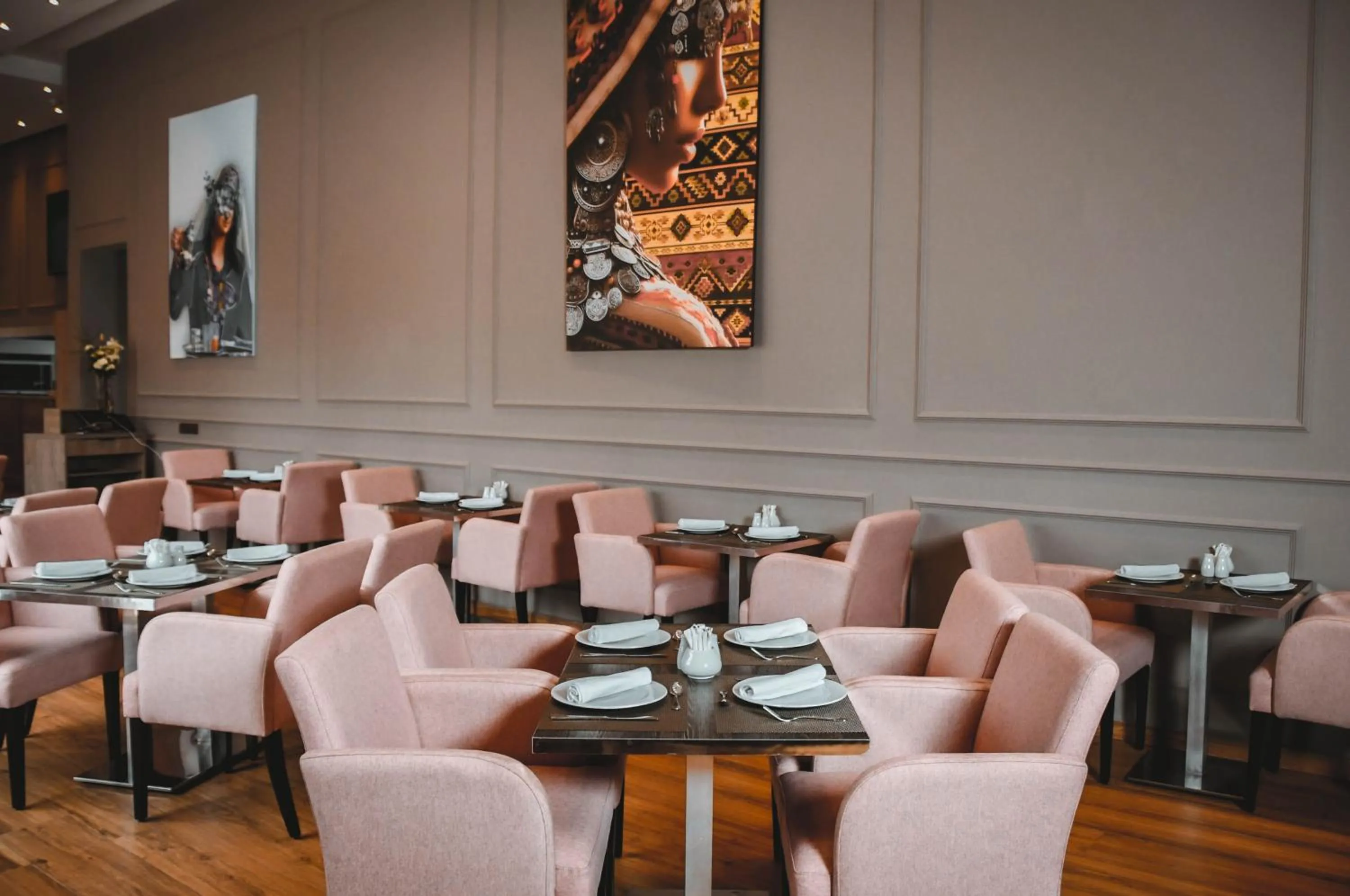 Restaurant/places to eat in 555 Hotel Clubbing Adults Only