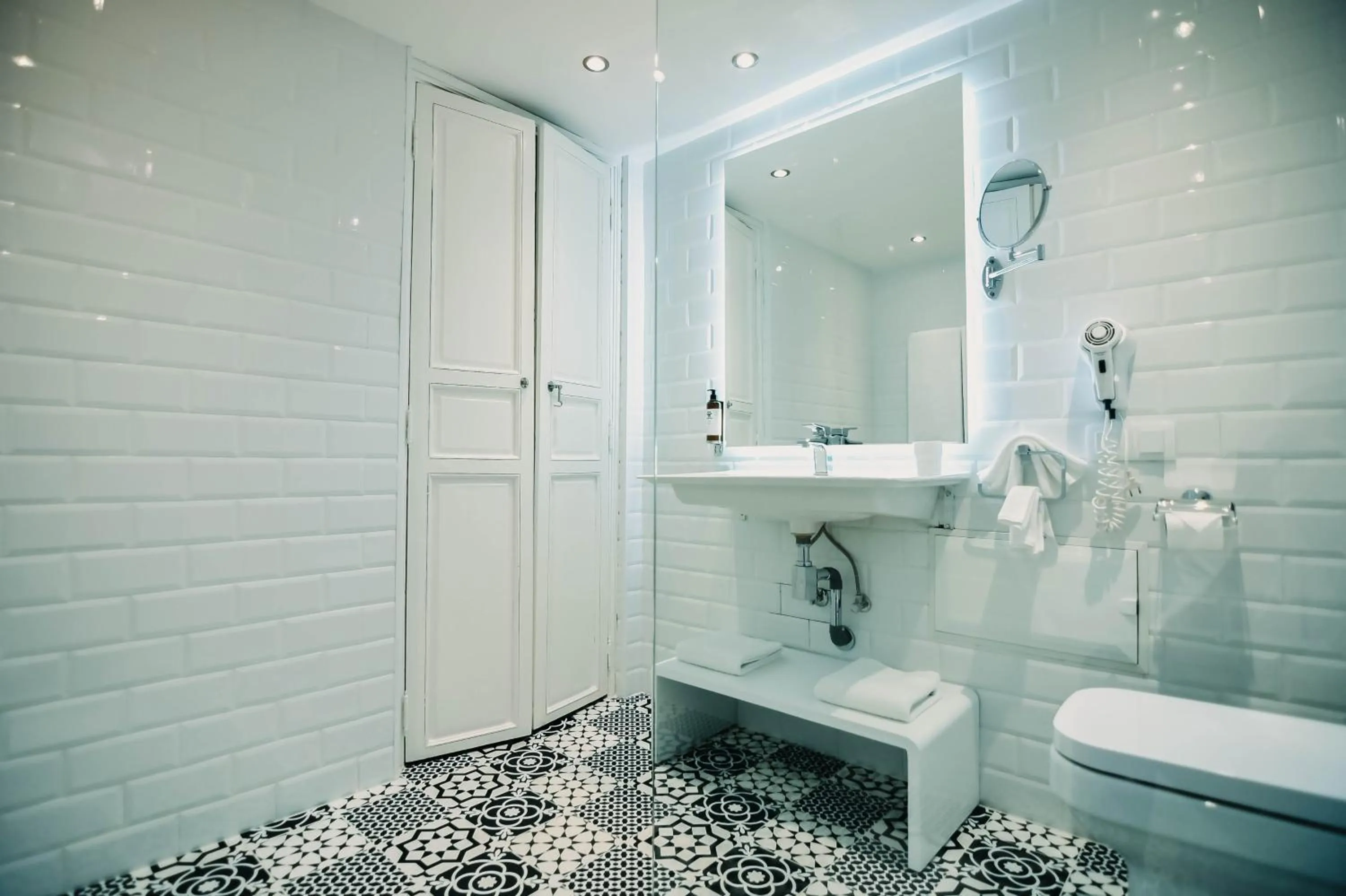 Shower in 555 Hotel Clubbing Adults Only