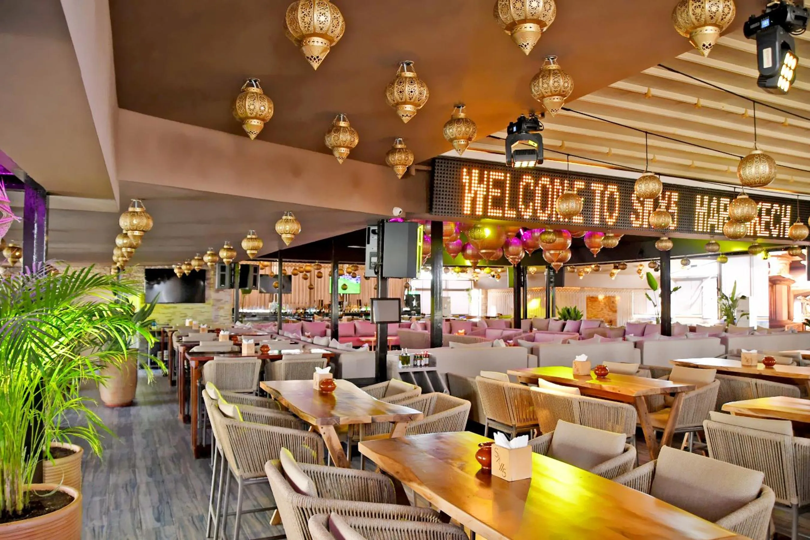 Restaurant/places to eat in 555 Hotel Clubbing Adults Only