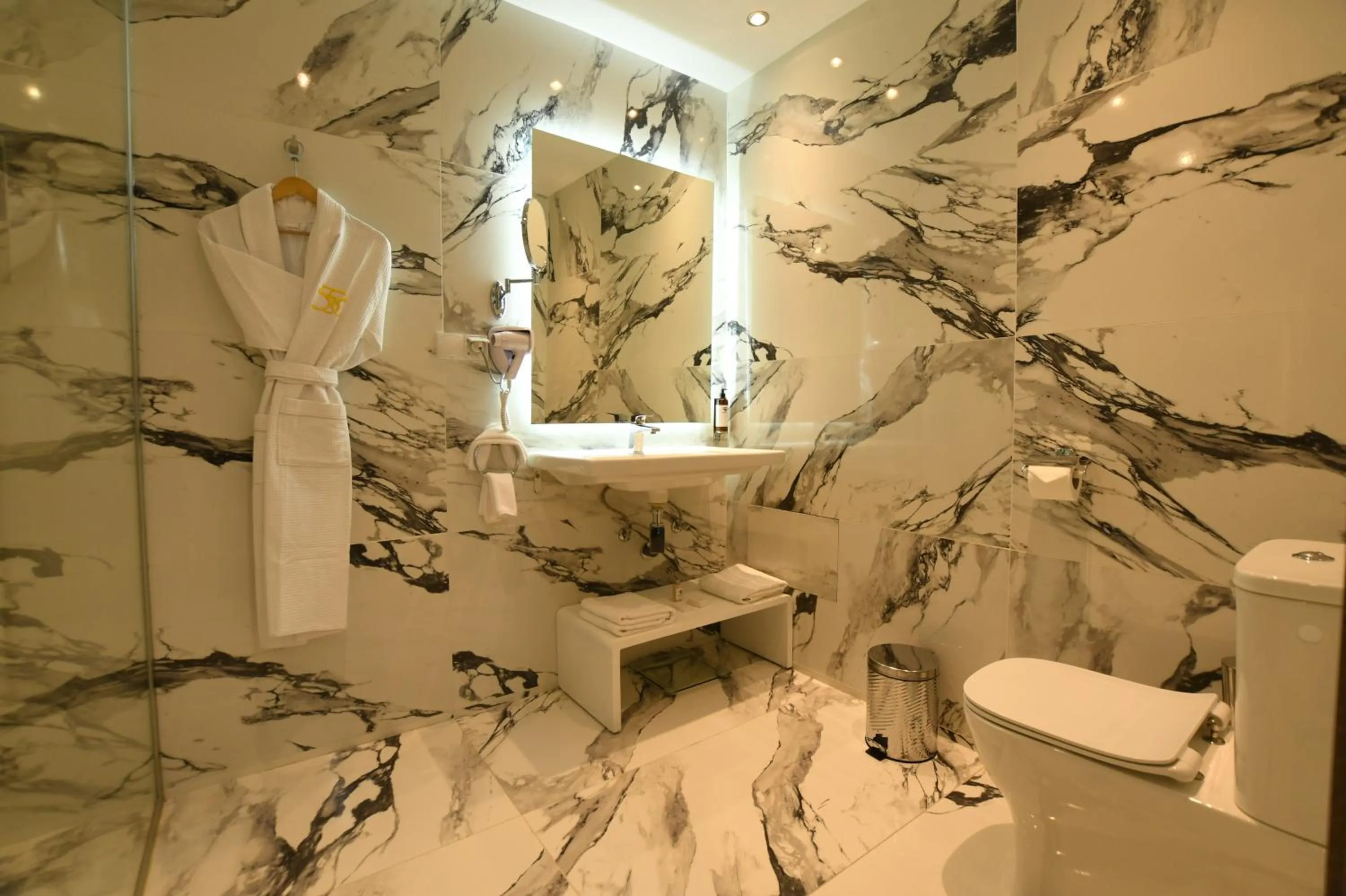 Toilet in 555 Hotel Clubbing Adults Only