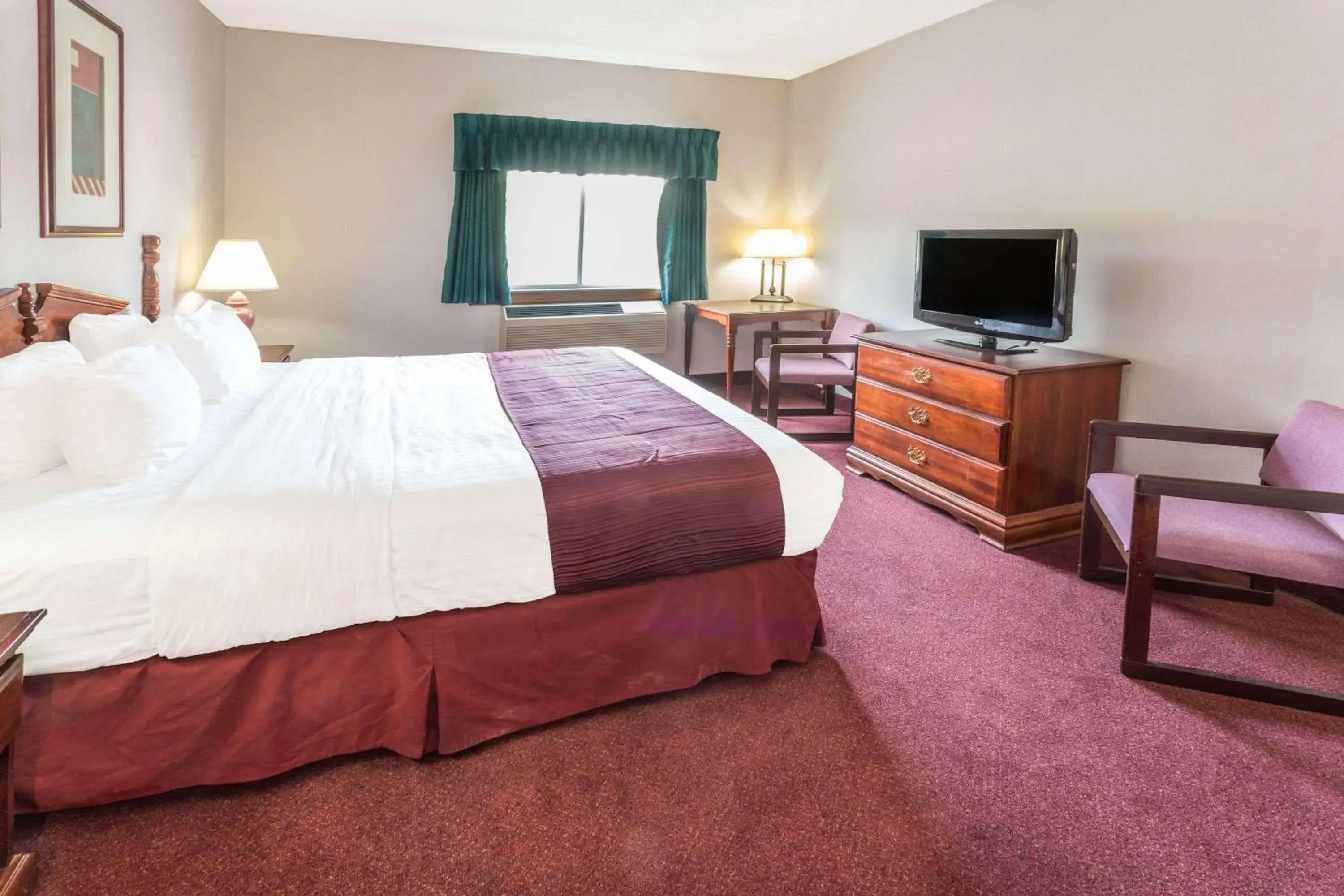 Photo of the whole room in Days Inn by Wyndham Tiffin Photo of the whole room in Days Inn by Wyndham Tiffin