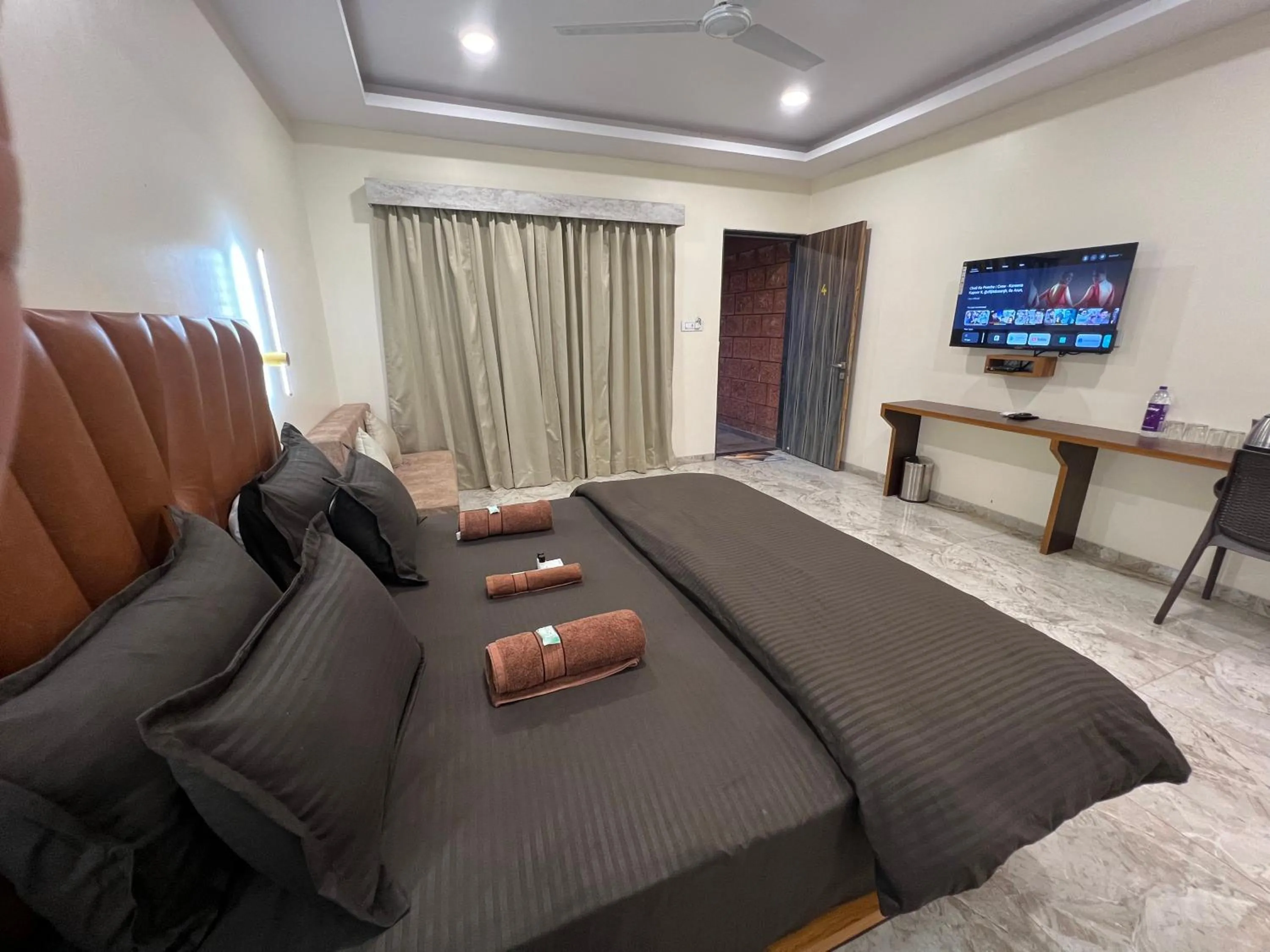 Communal lounge/ TV room in Sabas Tent & Cottages