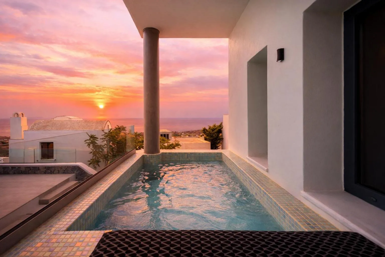 Hot Tub in Kudos Suites Firostefani