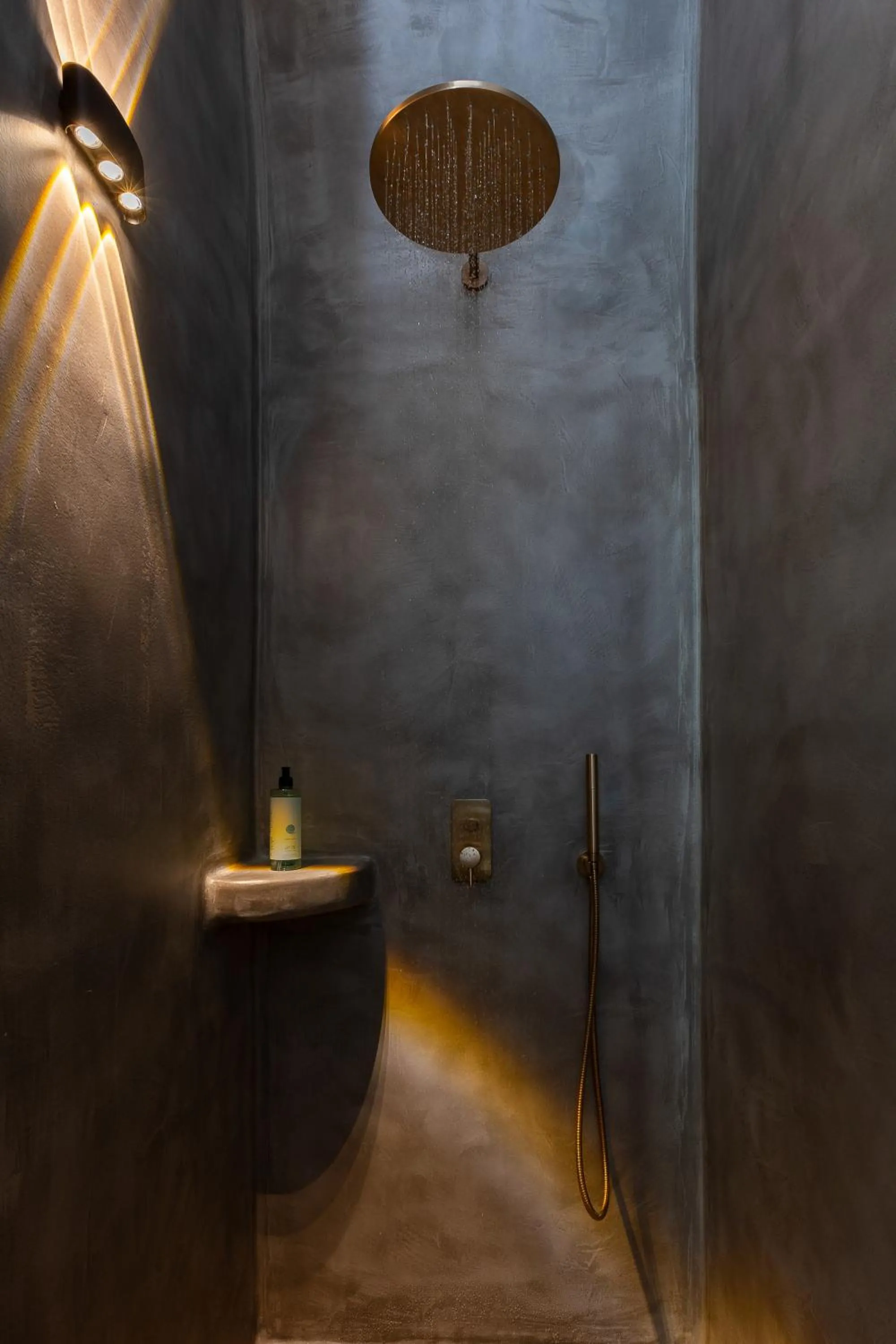 Shower in Kudos Suites Firostefani