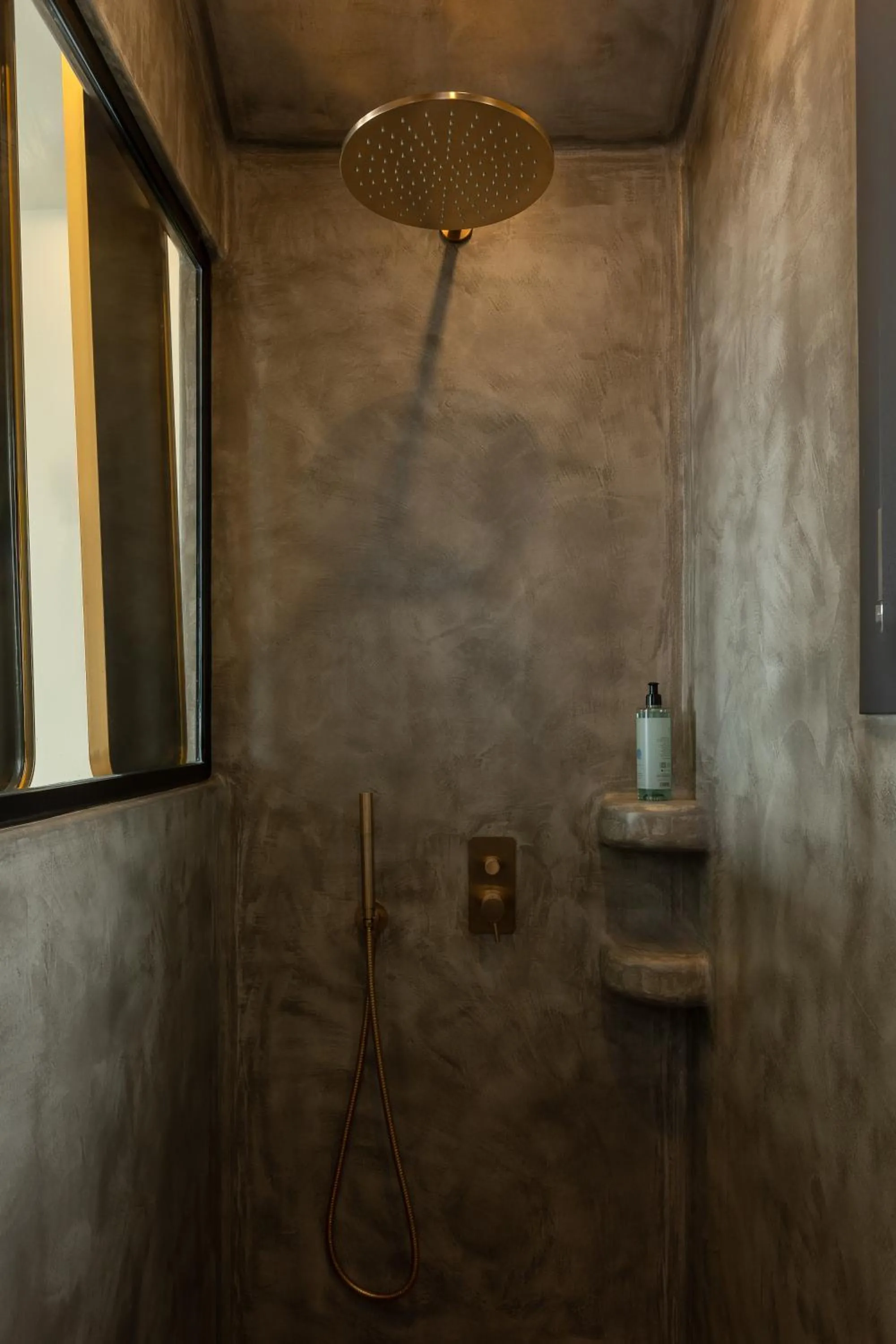 Shower in Kudos Suites Firostefani