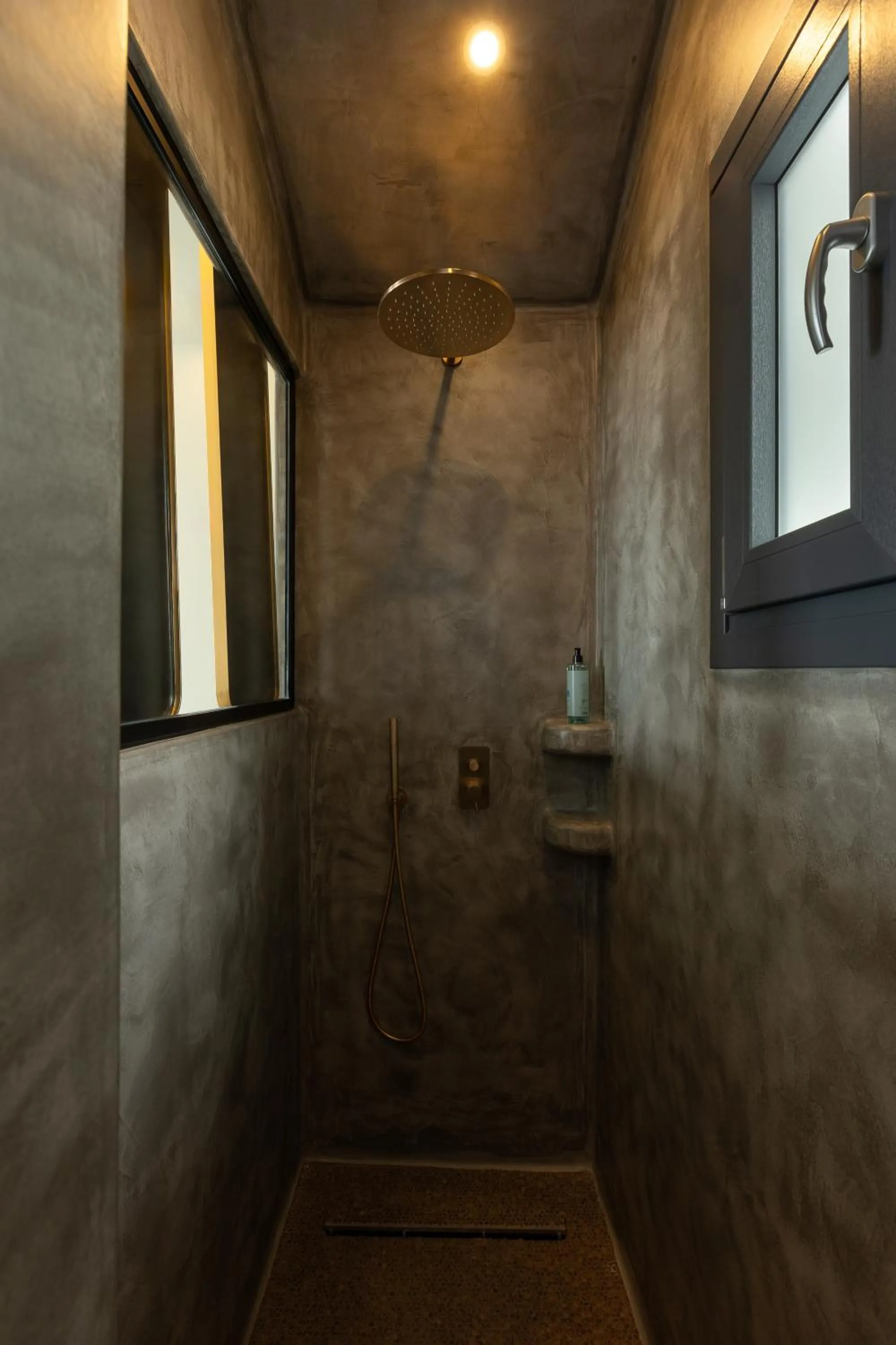 Shower in Kudos Suites Firostefani
