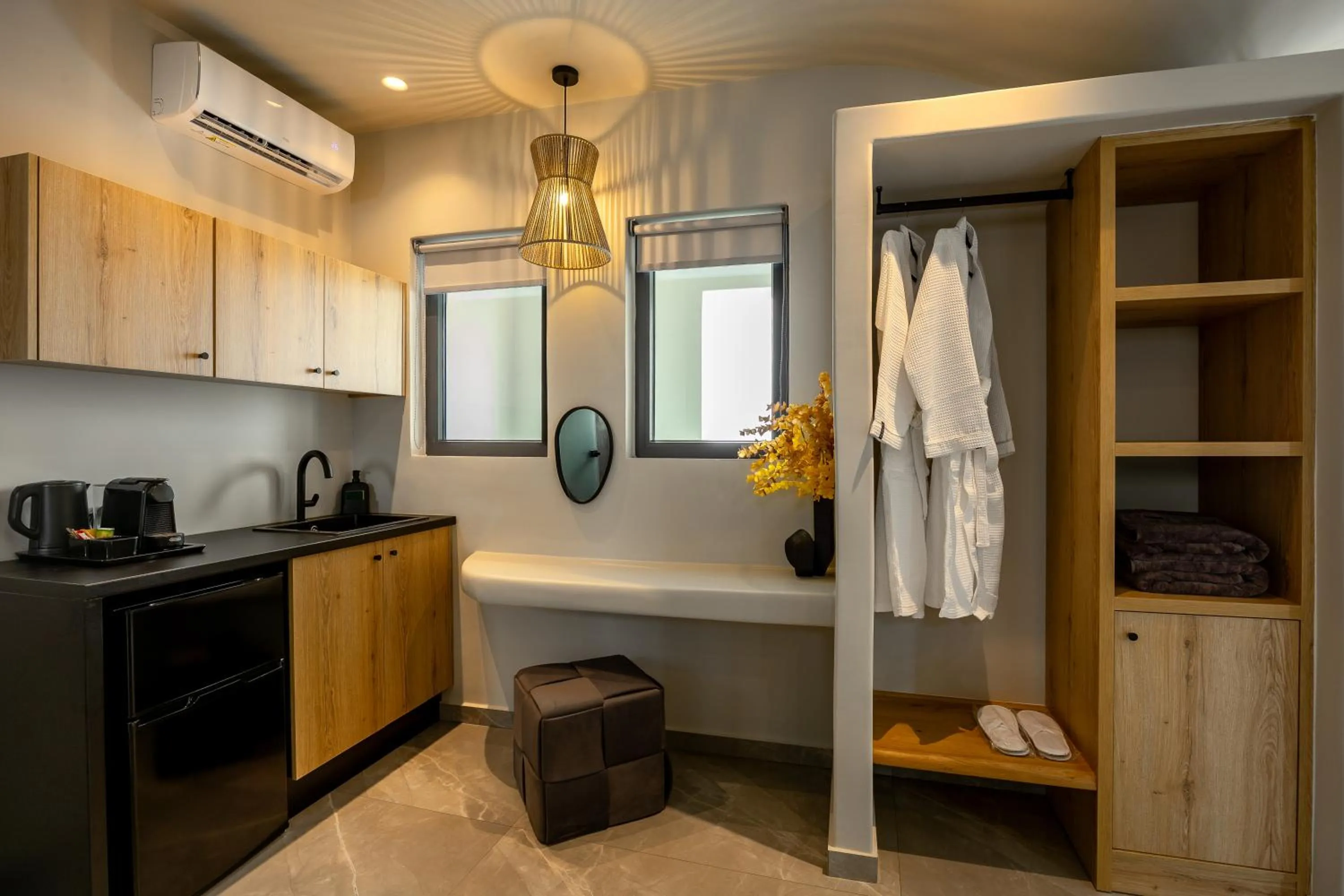 Coffee/tea facilities in Kudos Suites Firostefani