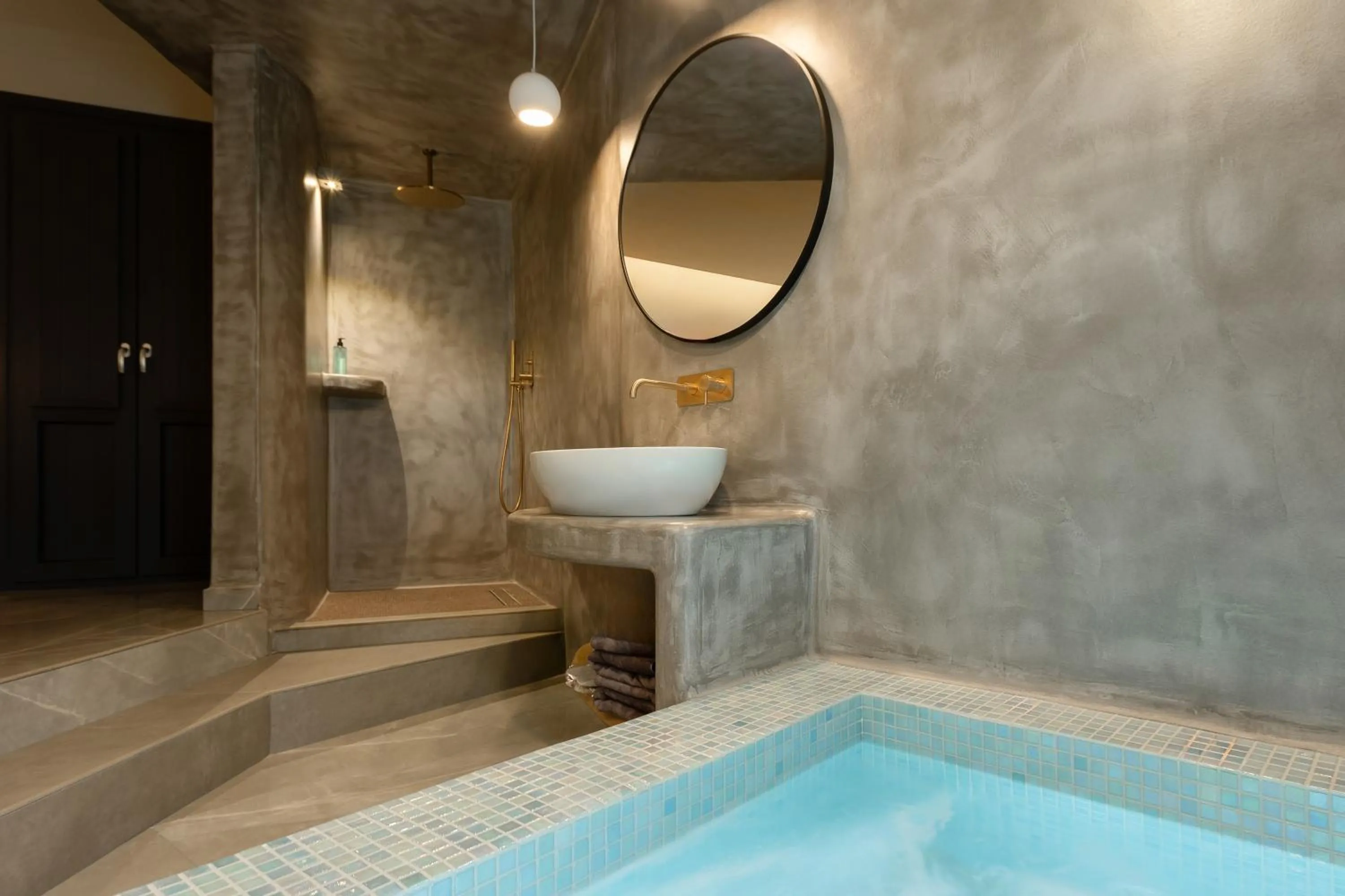 Hot Tub in Kudos Suites Firostefani