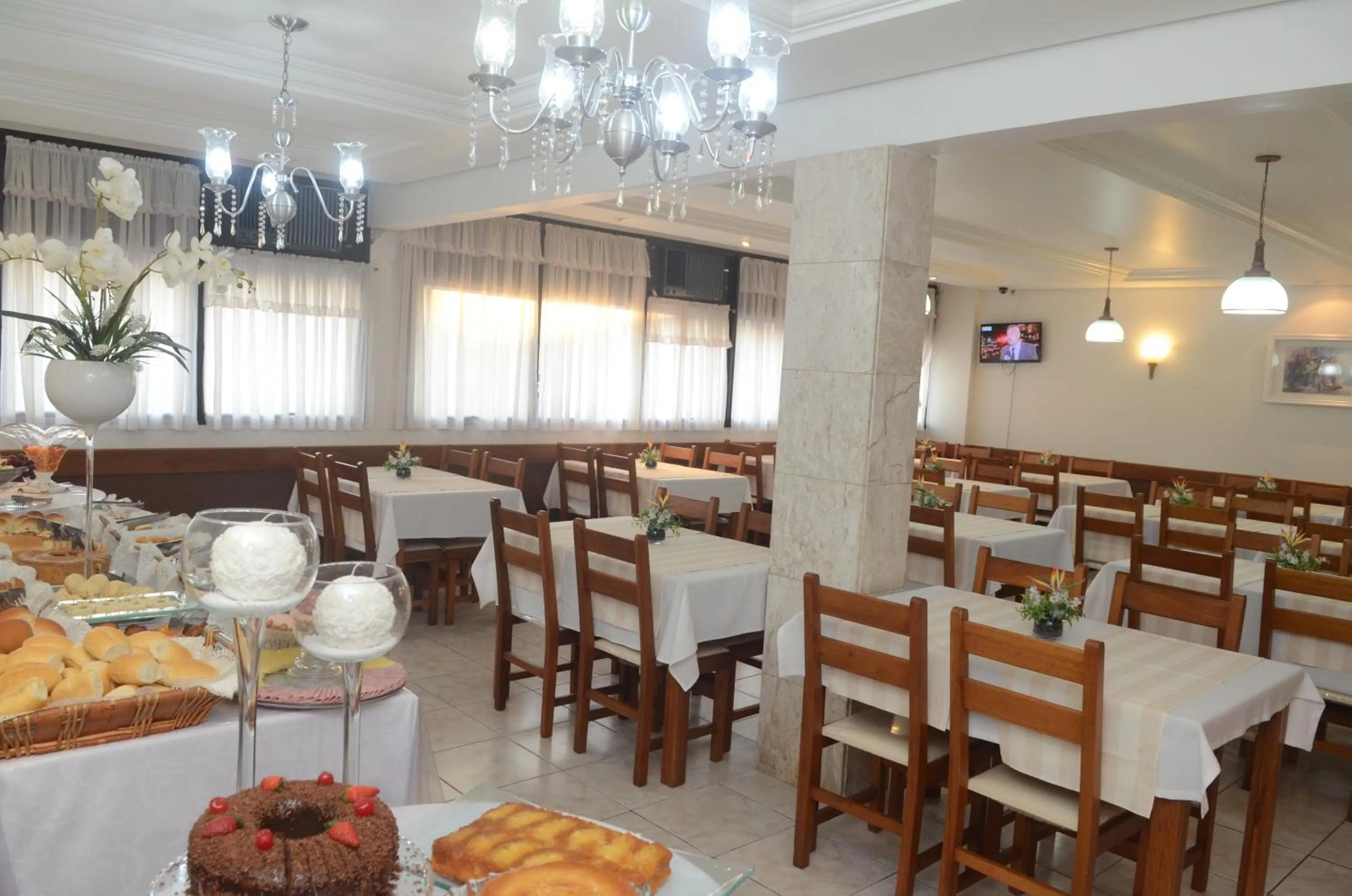 Restaurant/places to eat in River Hotel