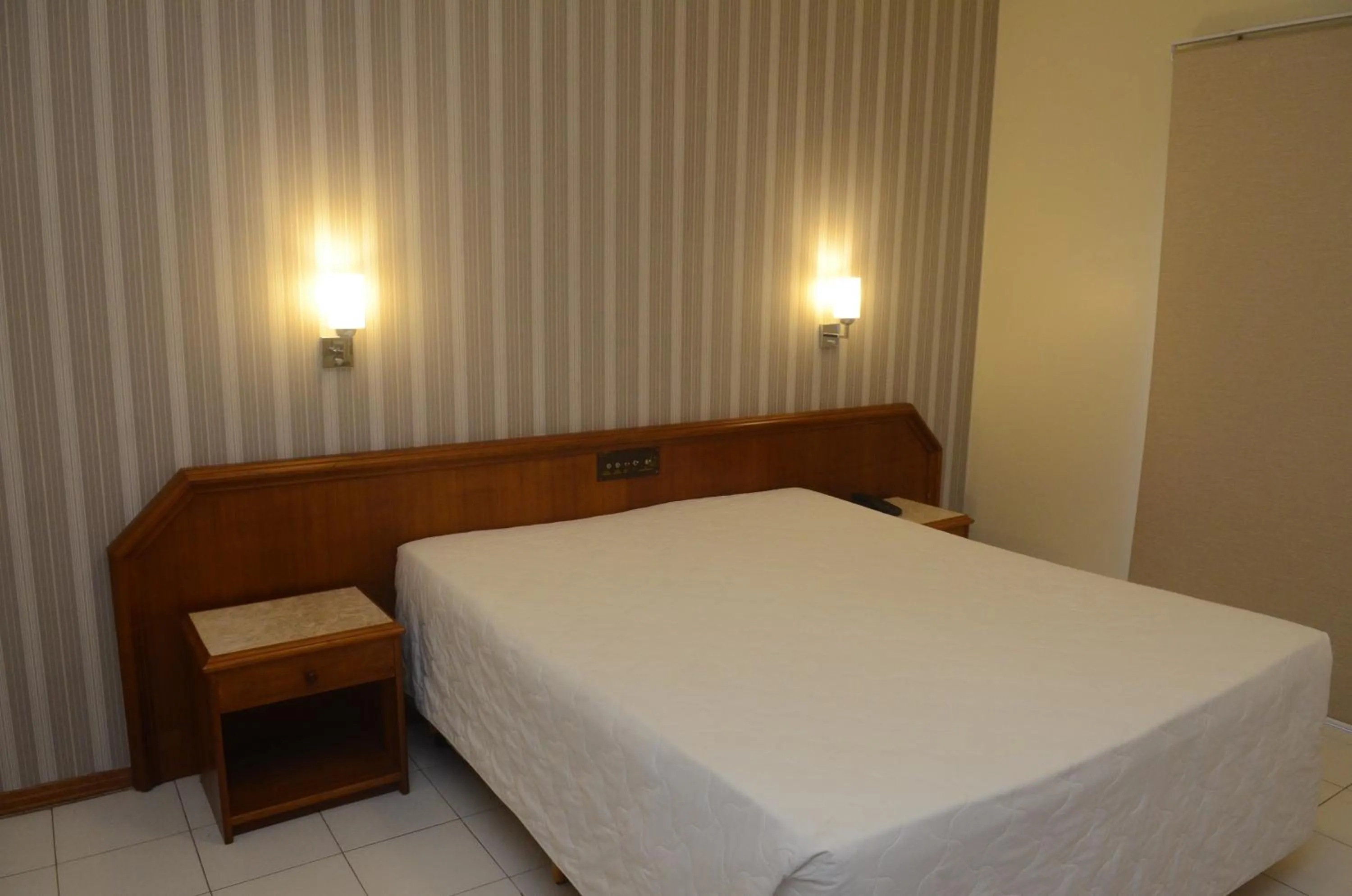 Bedroom, Bed in River Hotel