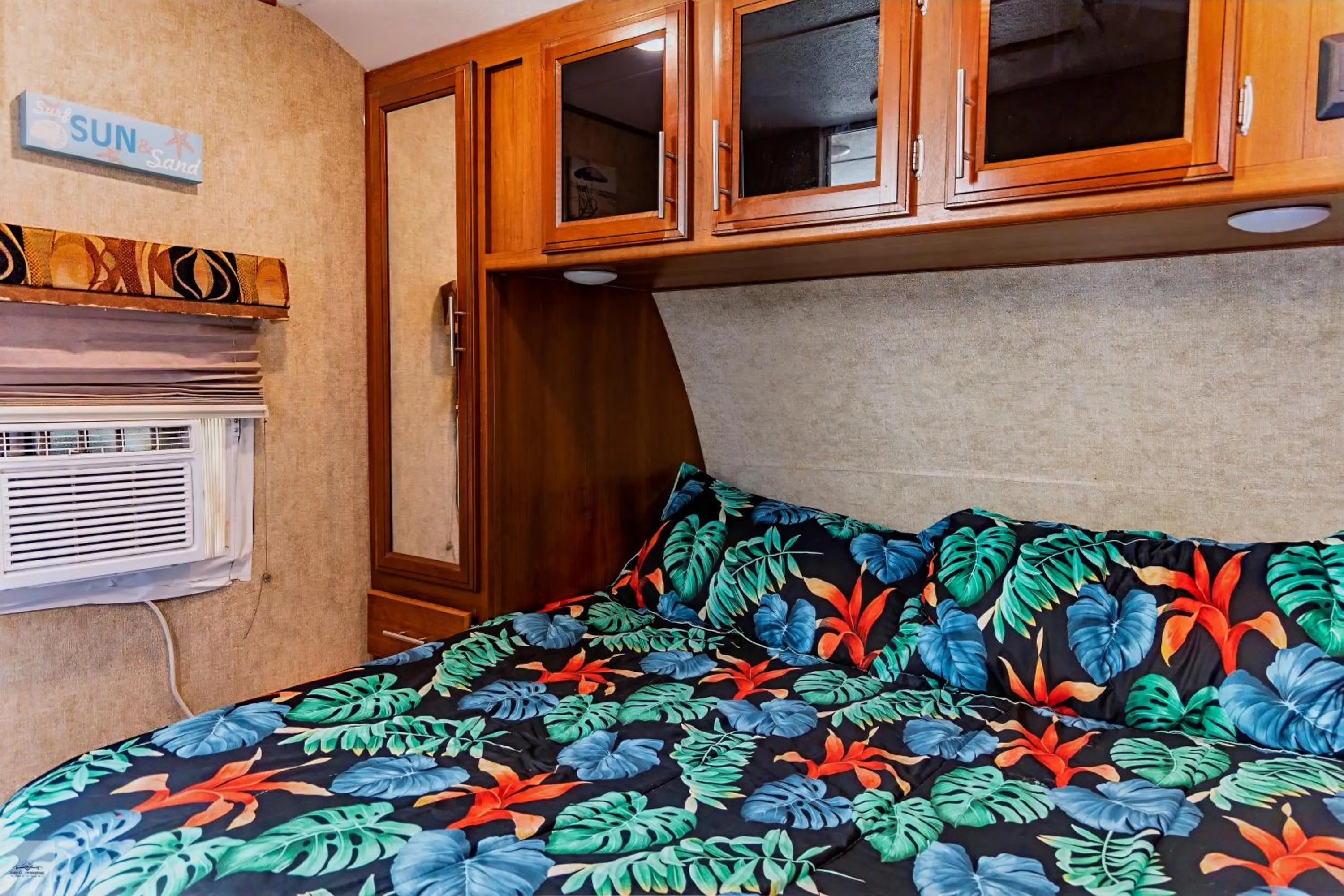 Bed in Blue Dolphin Inn and Cottages