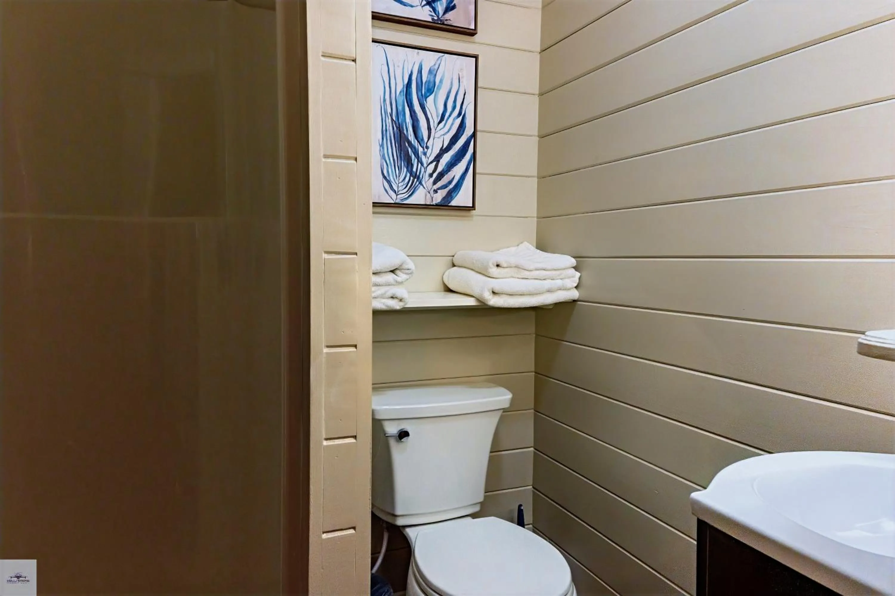 Bathroom in Blue Dolphin Inn and Cottages