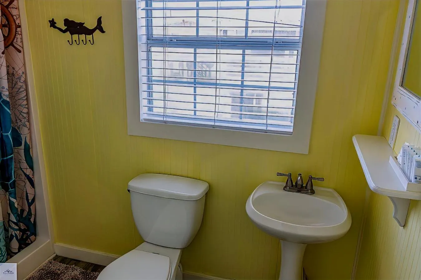 Toilet in Blue Dolphin Inn and Cottages