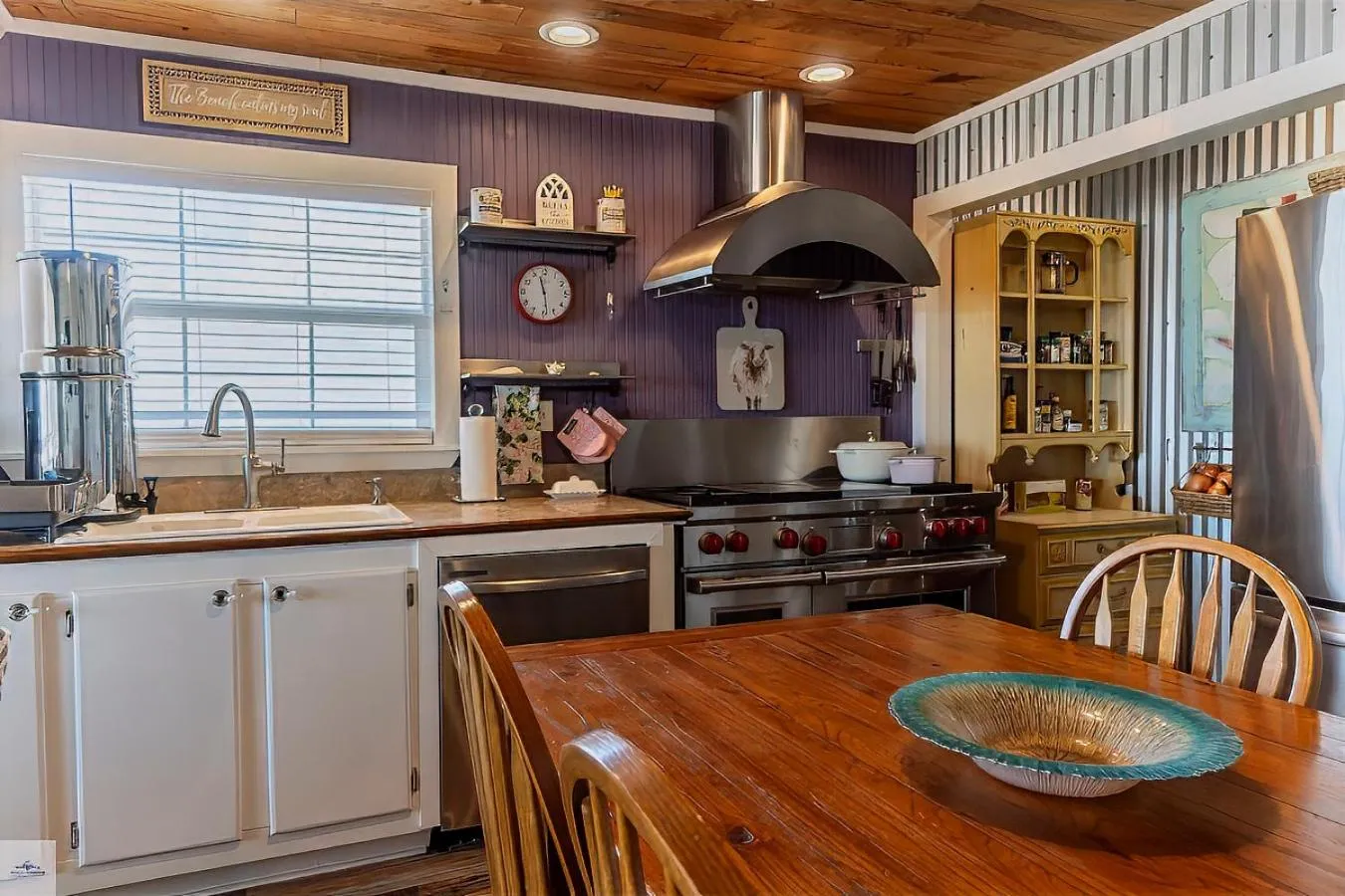 Kitchen or kitchenette in Blue Dolphin Inn and Cottages