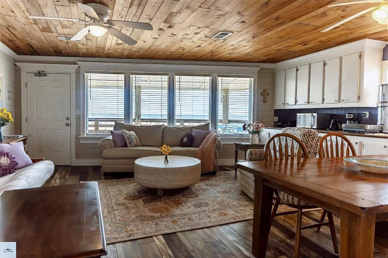 Living room in Blue Dolphin Inn and Cottages