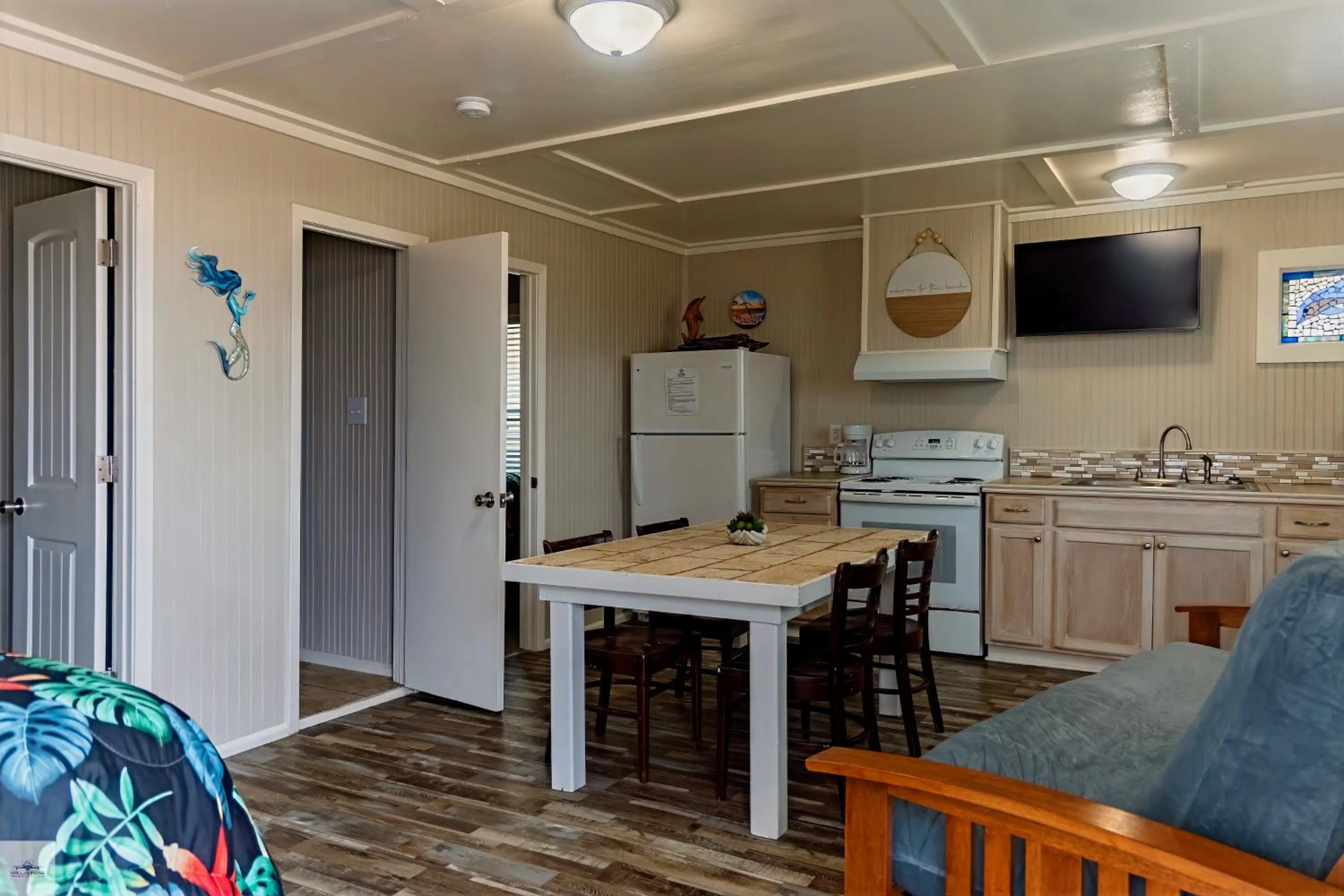 Kitchen or kitchenette in Blue Dolphin Inn and Cottages