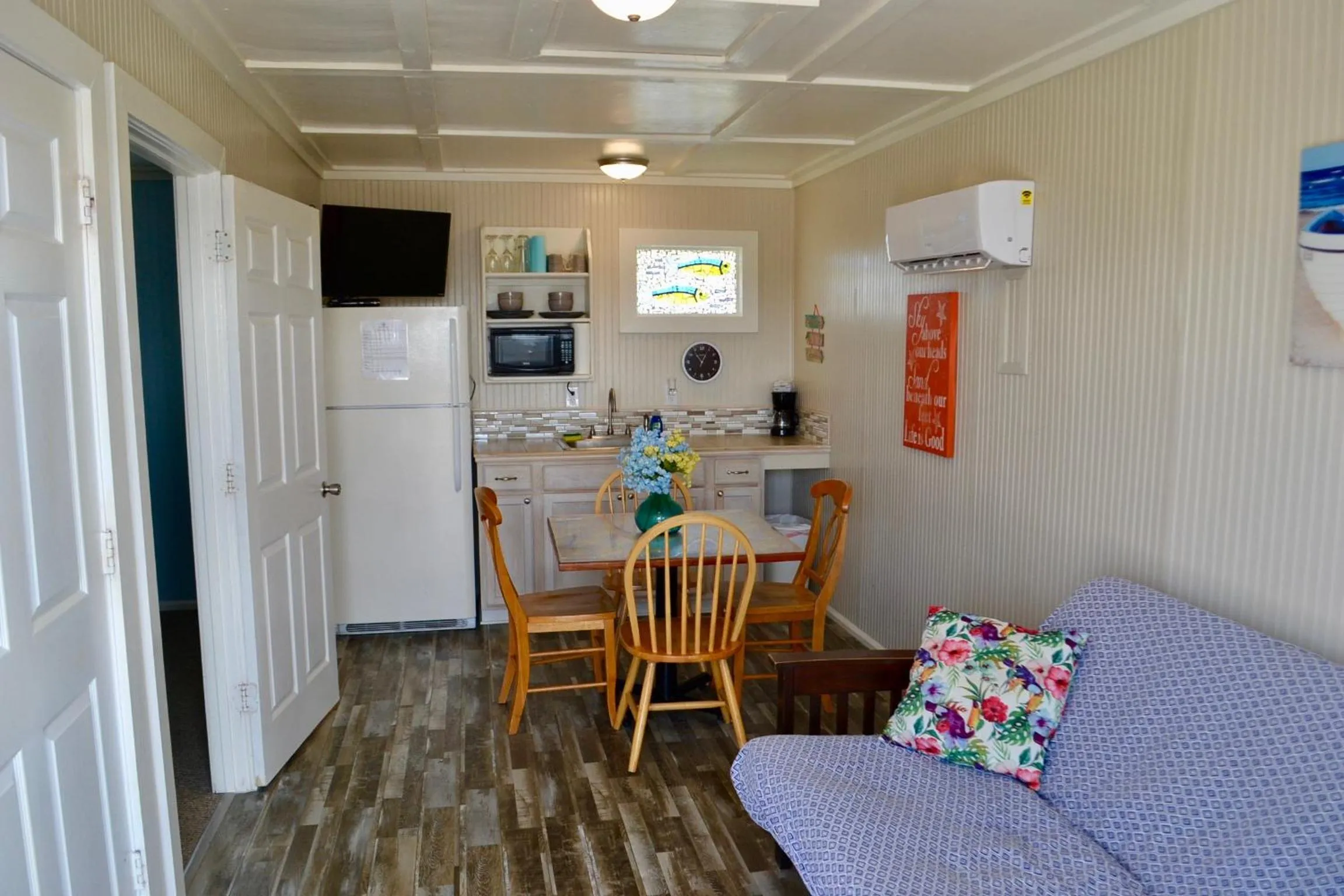 Kitchen or kitchenette in Blue Dolphin Inn and Cottages