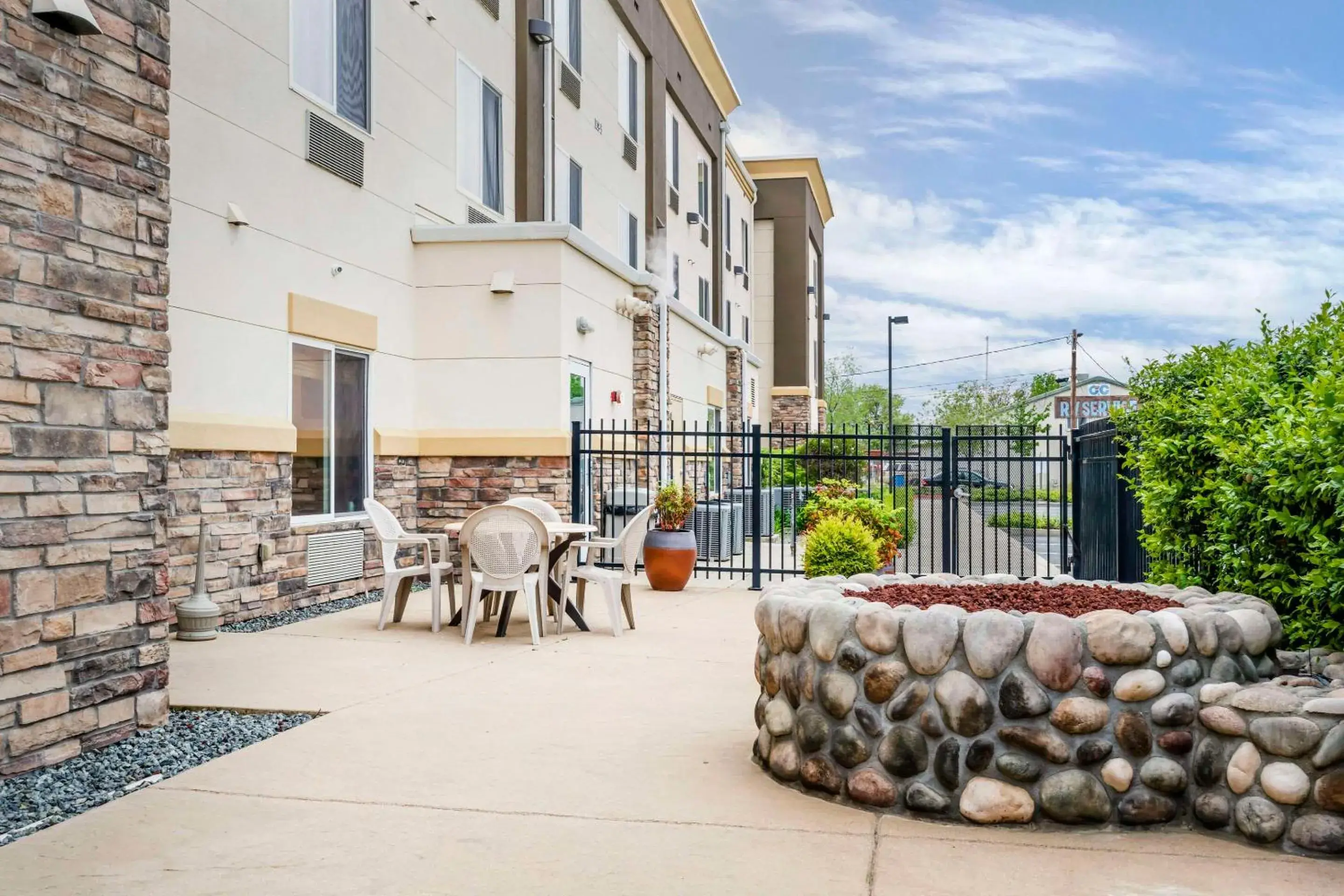Property building in Comfort Suites Redding - Shasta Lake Property building in Comfort Suites Redding - Shasta Lake