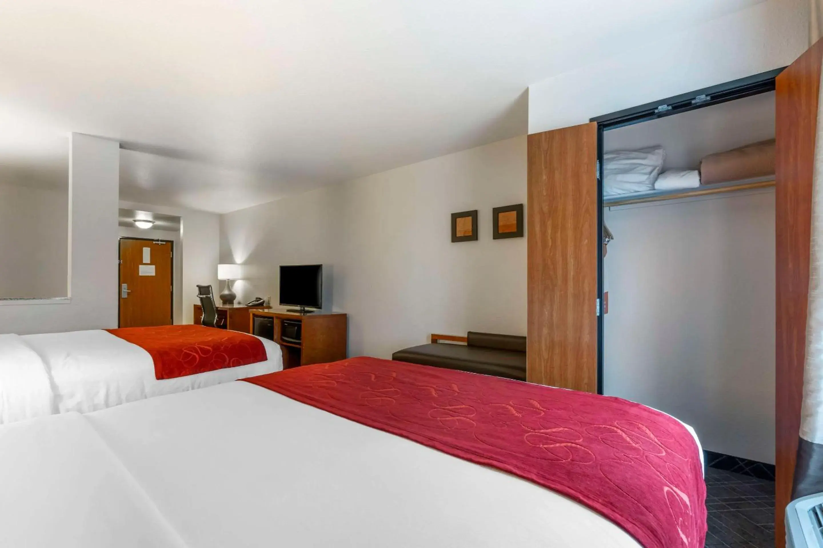 Bedroom, Bed in Comfort Suites Redding - Shasta Lake Bedroom, Bed in Comfort Suites Redding - Shasta Lake