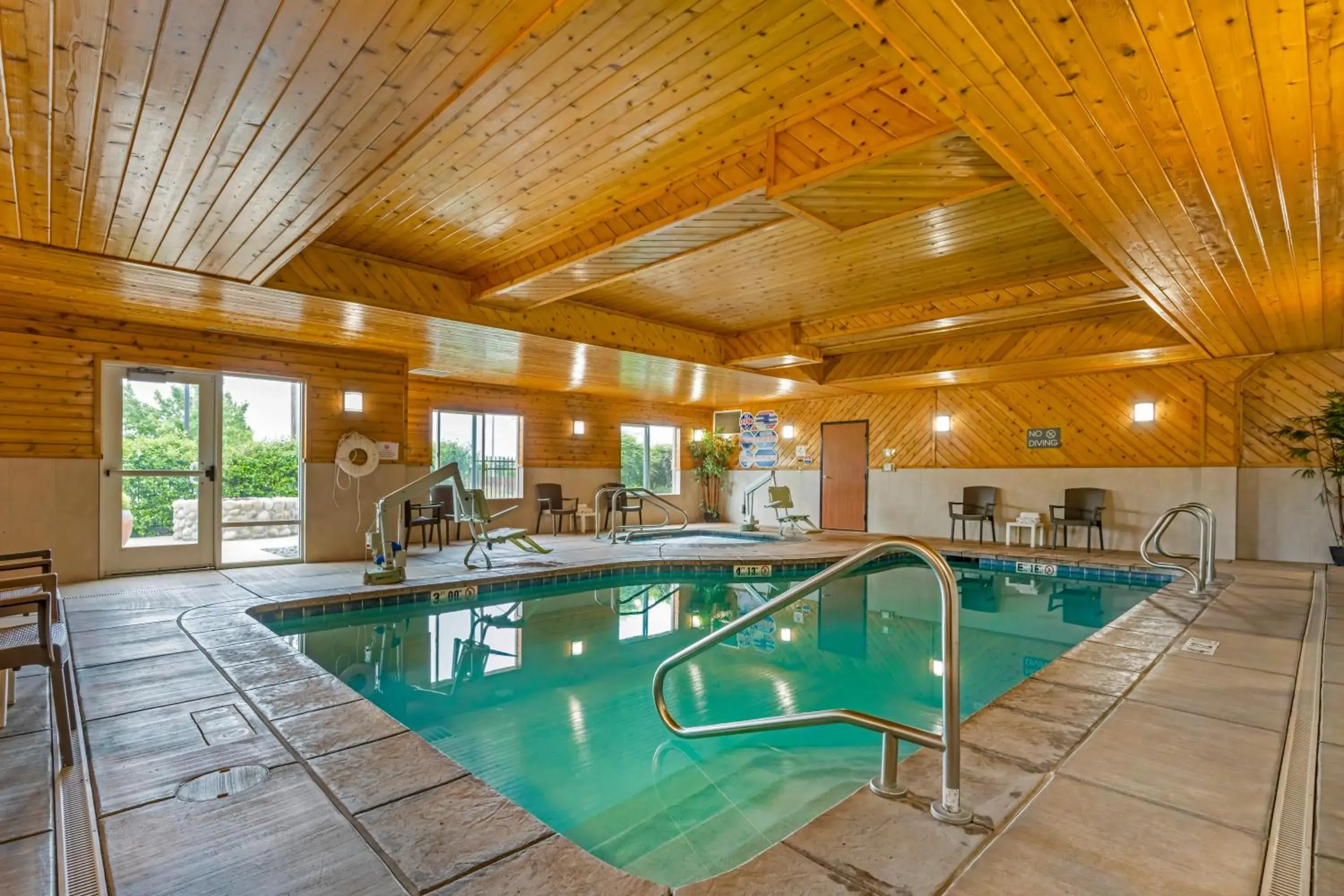Swimming pool in Comfort Suites Redding - Shasta Lake Swimming pool in Comfort Suites Redding - Shasta Lake