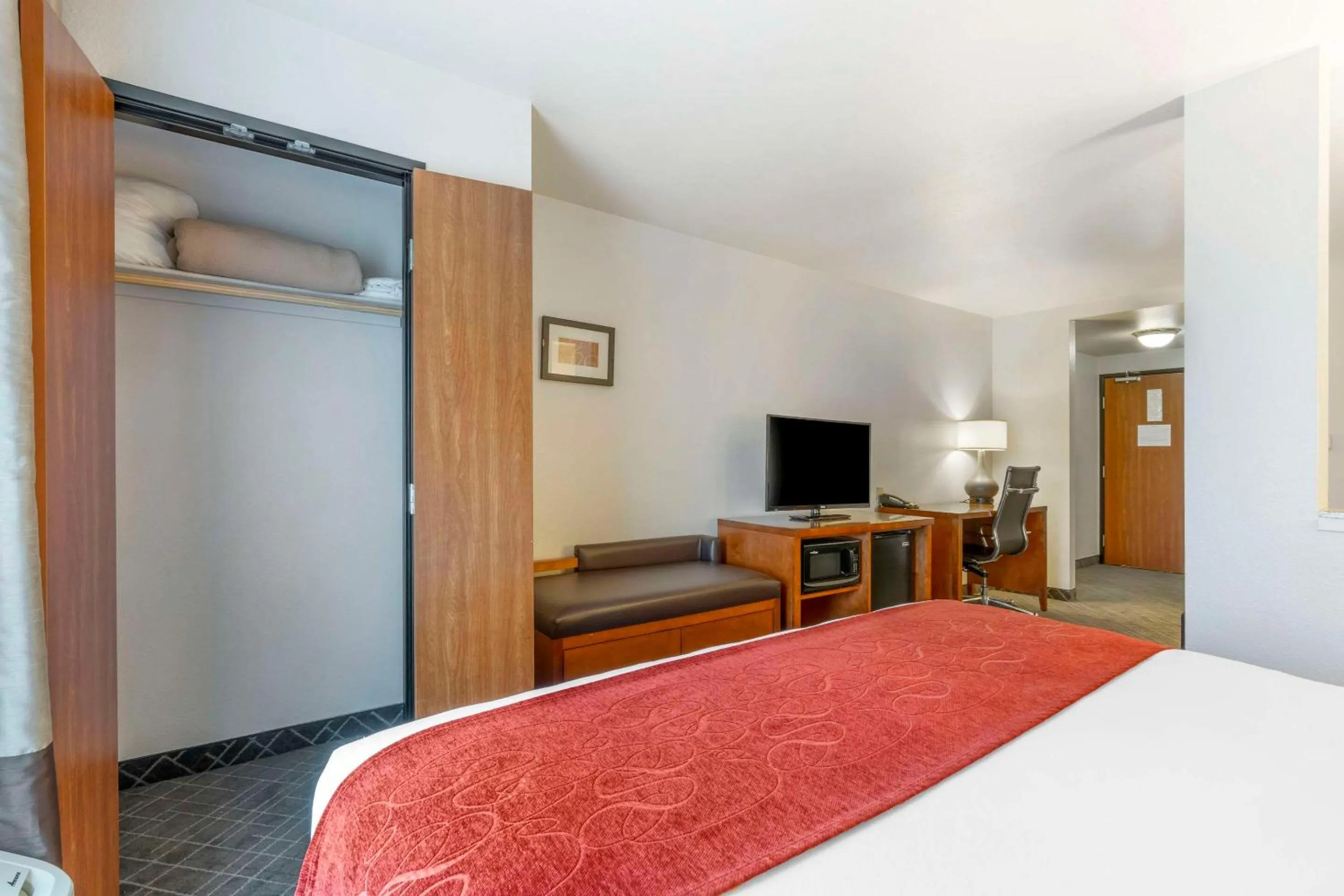 Bedroom, Bed in Comfort Suites Redding - Shasta Lake