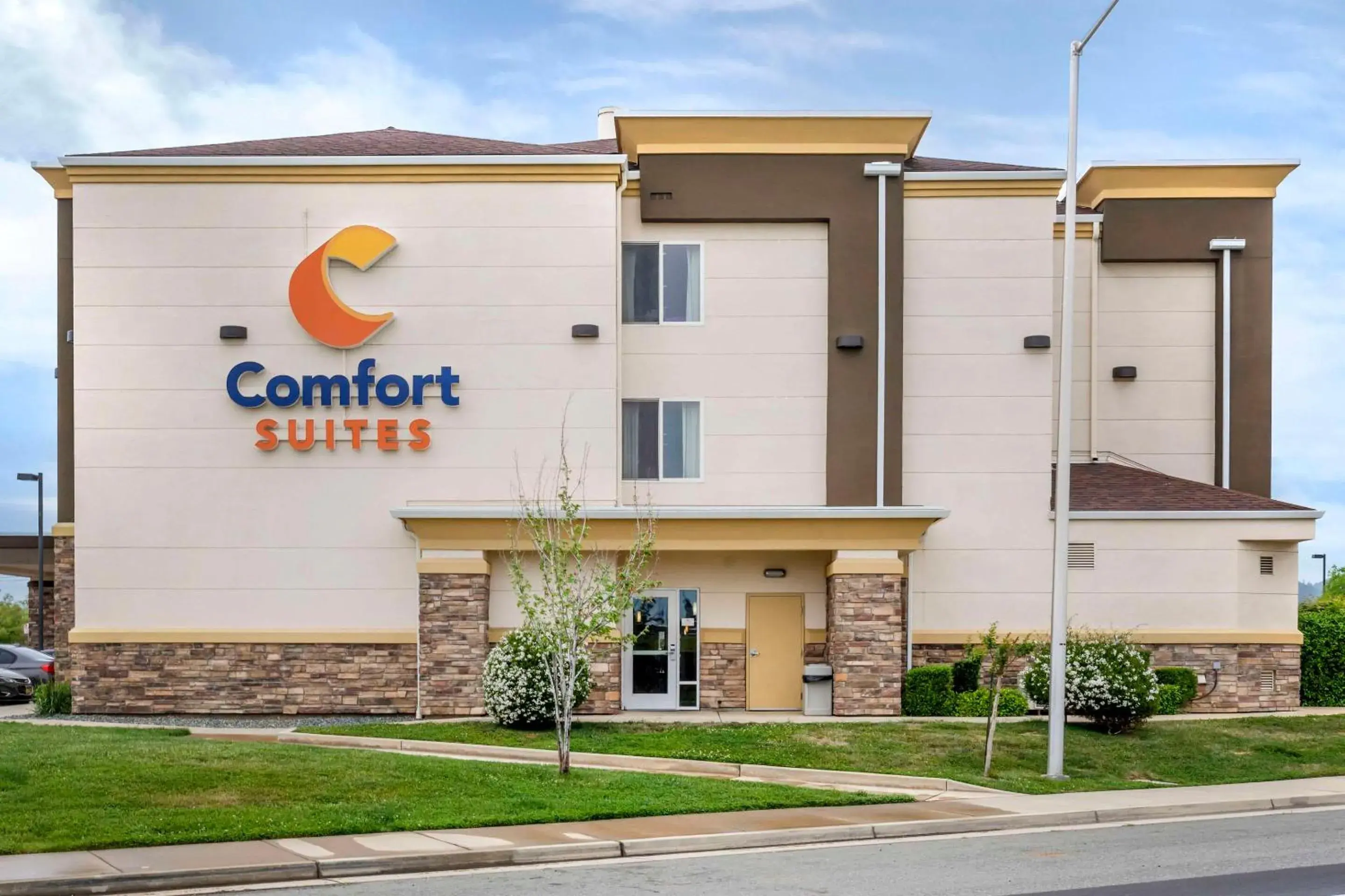 Property building in Comfort Suites Redding - Shasta Lake Property building in Comfort Suites Redding - Shasta Lake