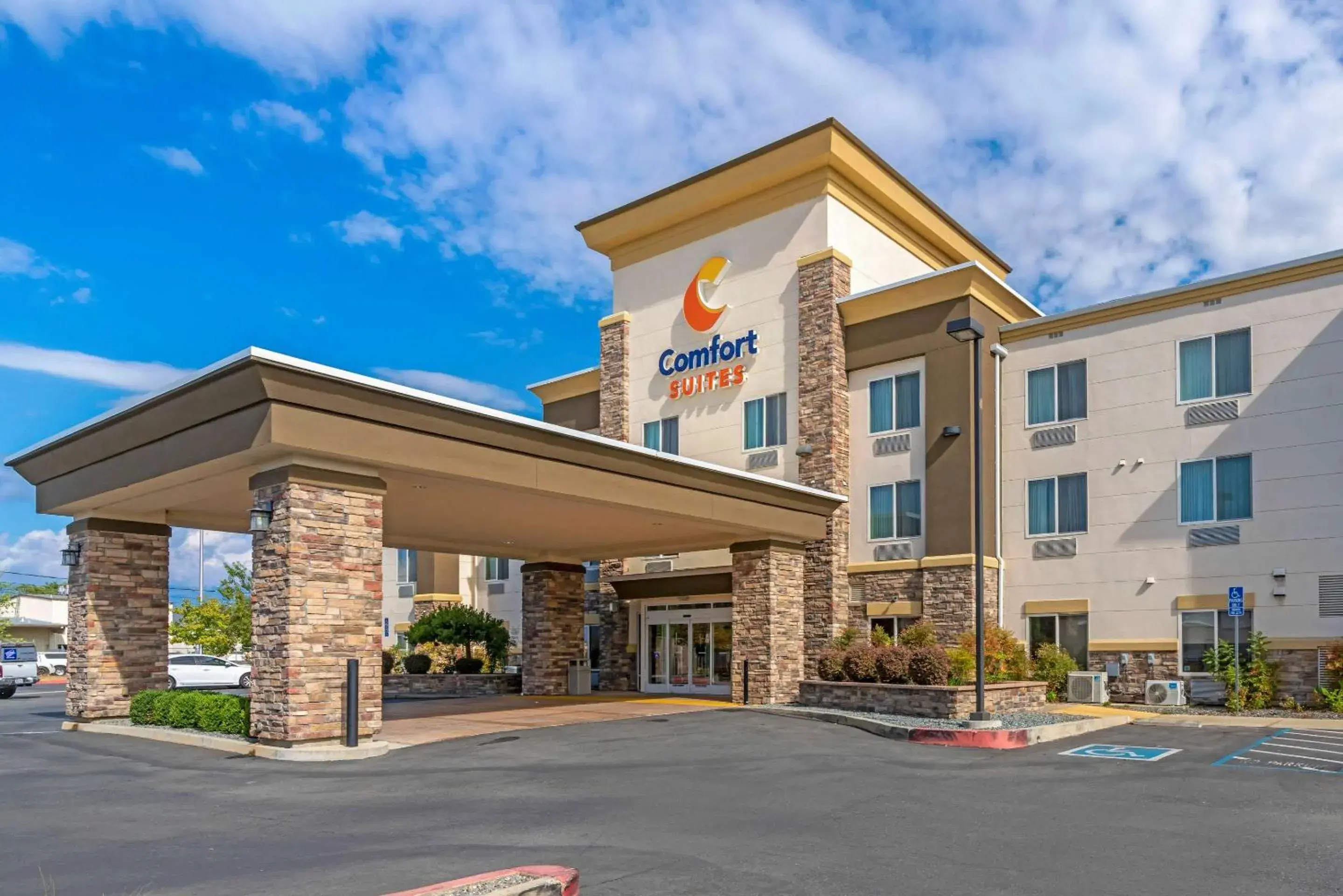 Property building in Comfort Suites Redding - Shasta Lake Property building in Comfort Suites Redding - Shasta Lake