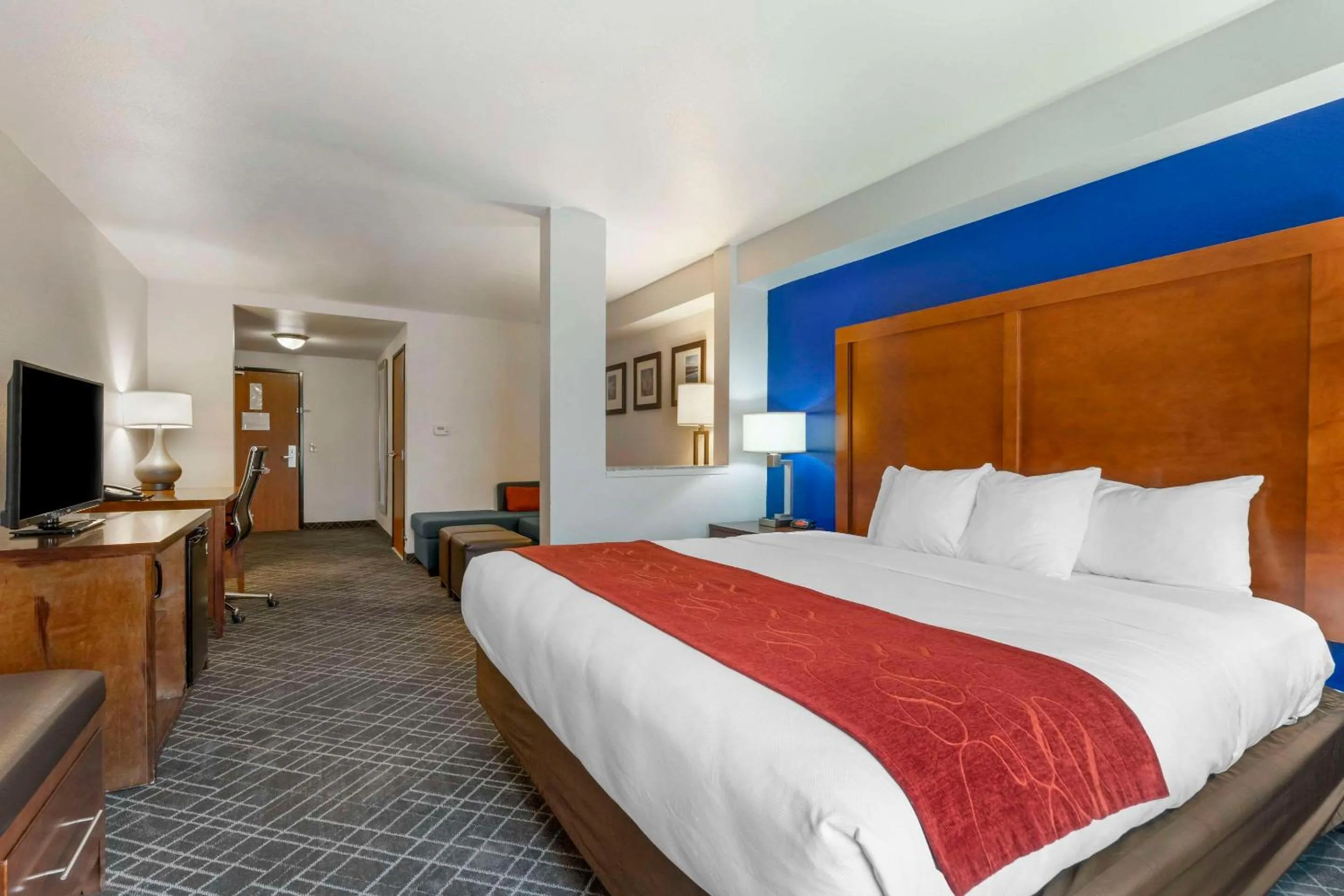 Bedroom, Bed in Comfort Suites Redding - Shasta Lake